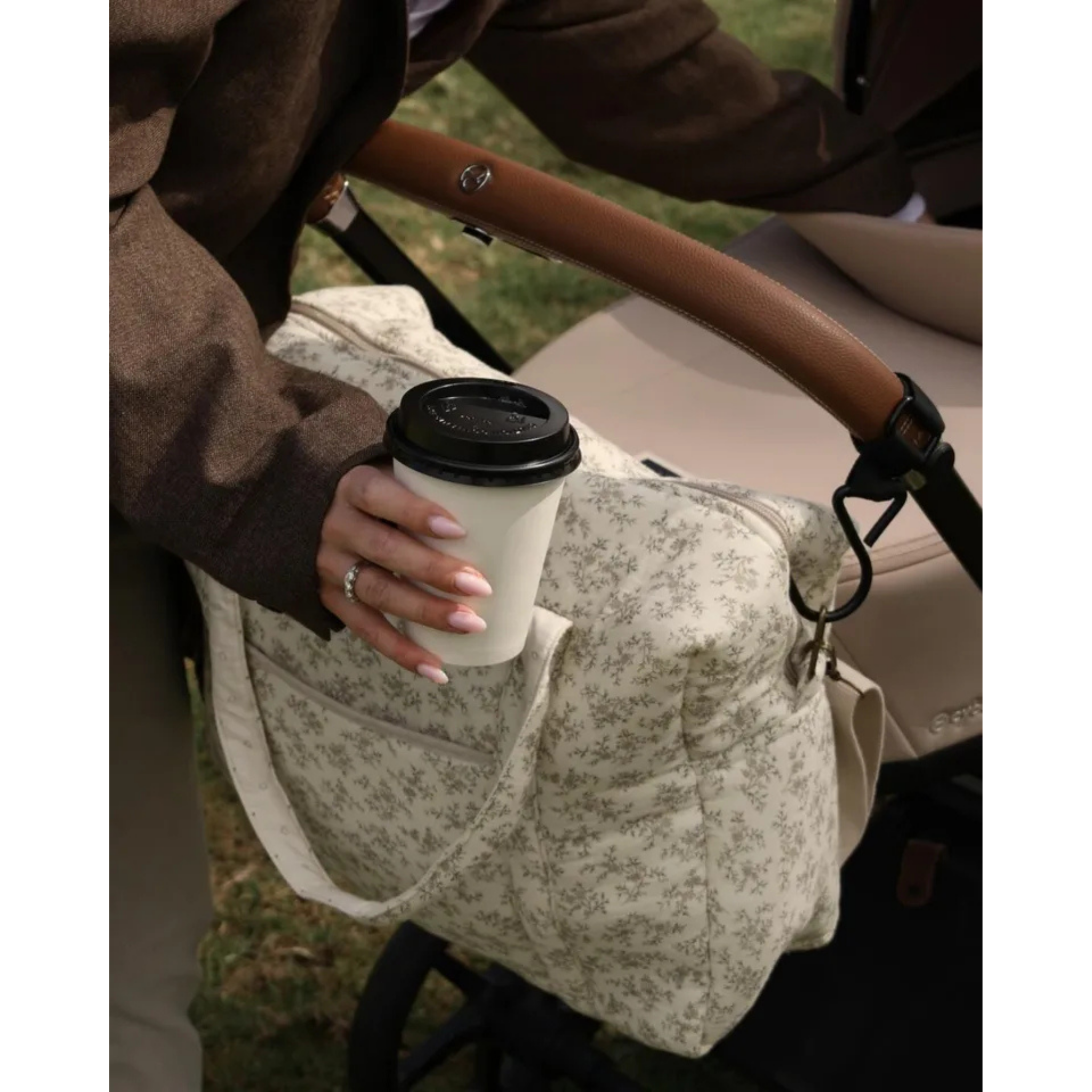 תיק החתלה "קמילה" מכותנה אורגנית - מעוטר בעלים אפורים