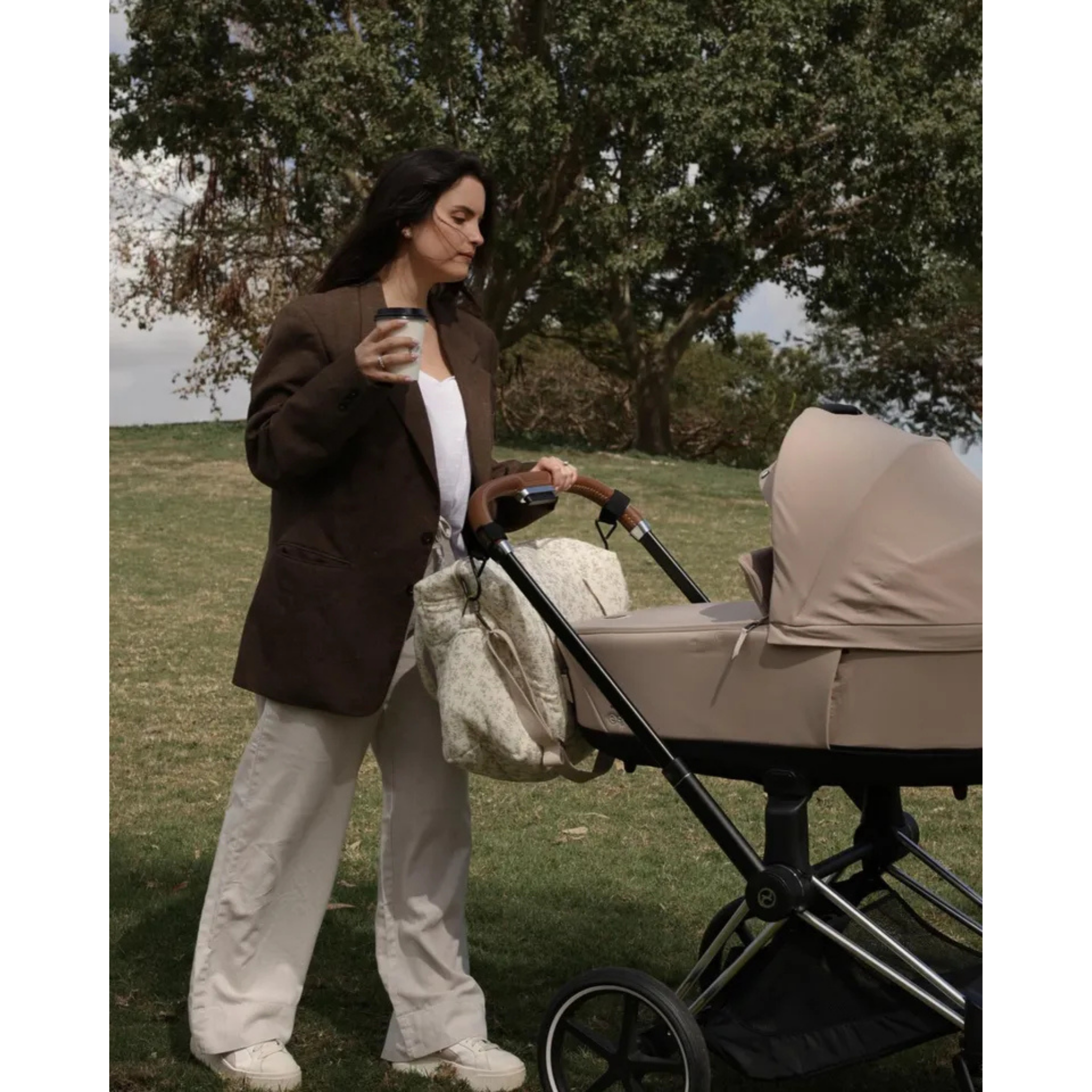 תיק החתלה "קמילה" מכותנה אורגנית - מעוטר בעלים אפורים