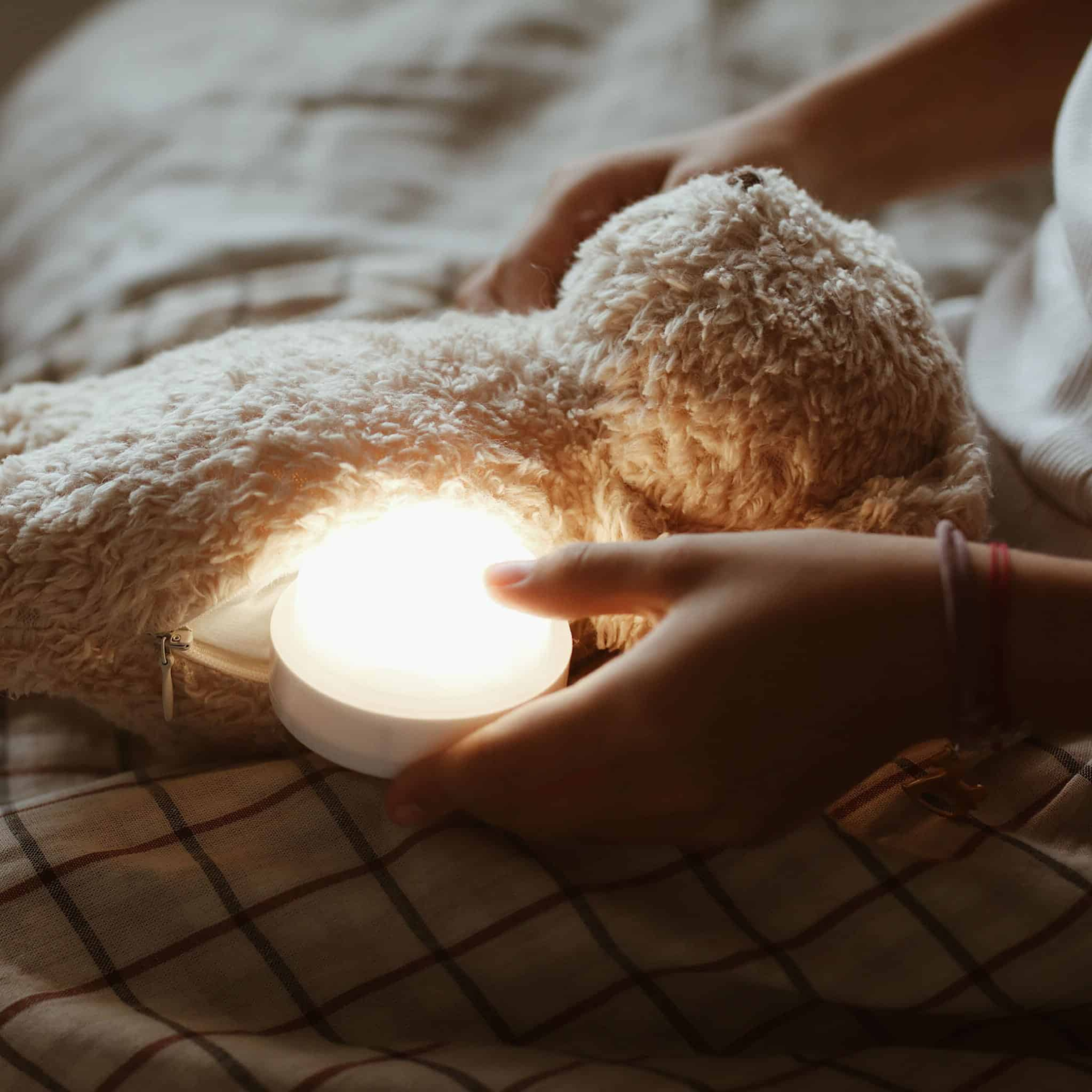 בובת moonie - דוב לילה טוב מכותנה אורגנית - בצבע לבן קוטב