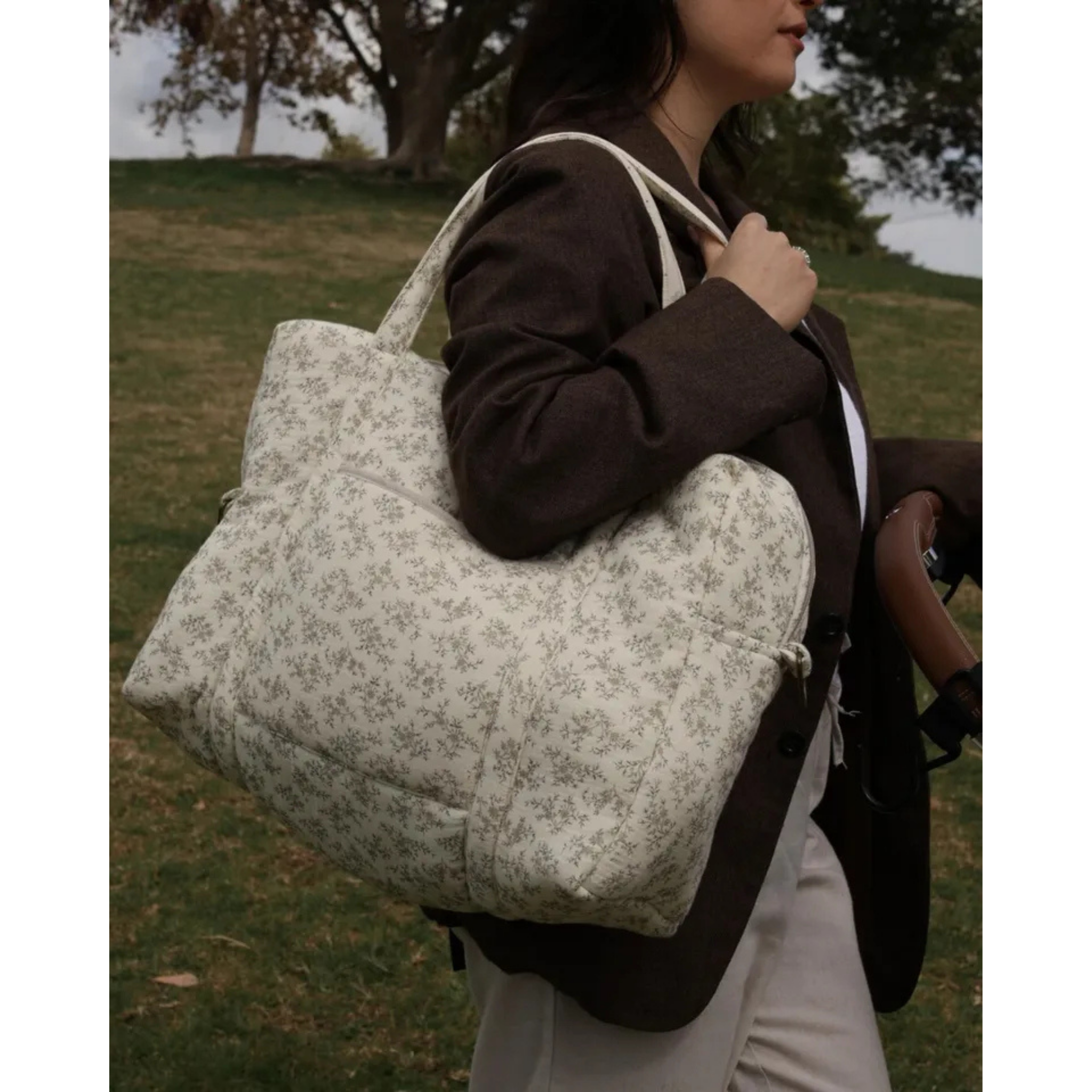 תיק החתלה "קמילה" מכותנה אורגנית - מעוטר בעלים אפורים