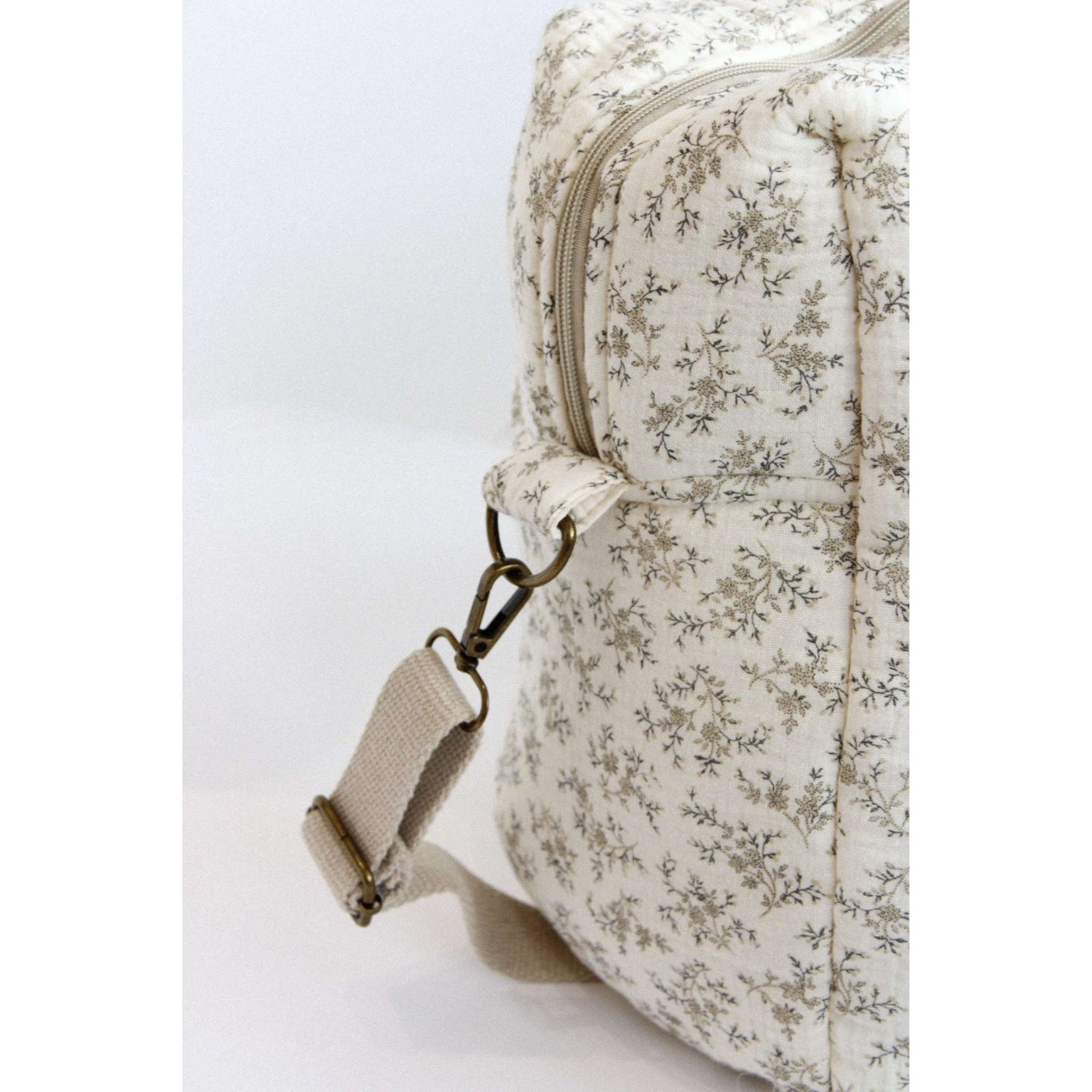 תיק עגלה קמילה מעוטר בפרחים אפורים