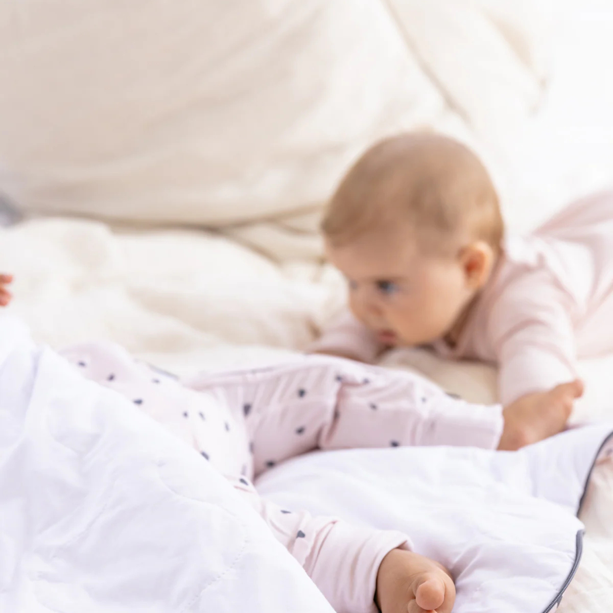 שק שינה גדול מבד במבוק – בצבע ורד ניוד מעוטר בלבבות