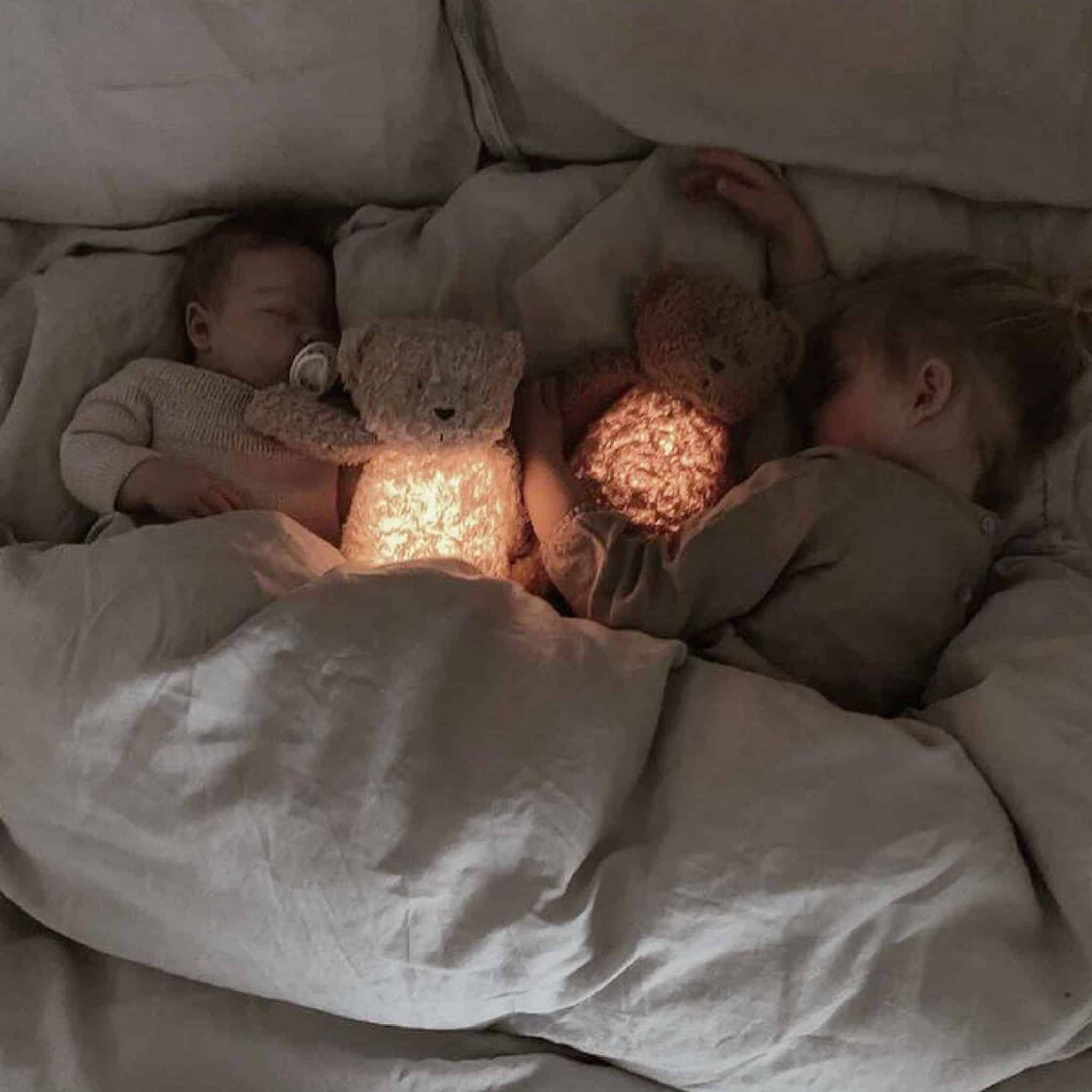 בובת moonie - דוב לילה טוב מכותנה אורגנית - בצבע לבן קוטב