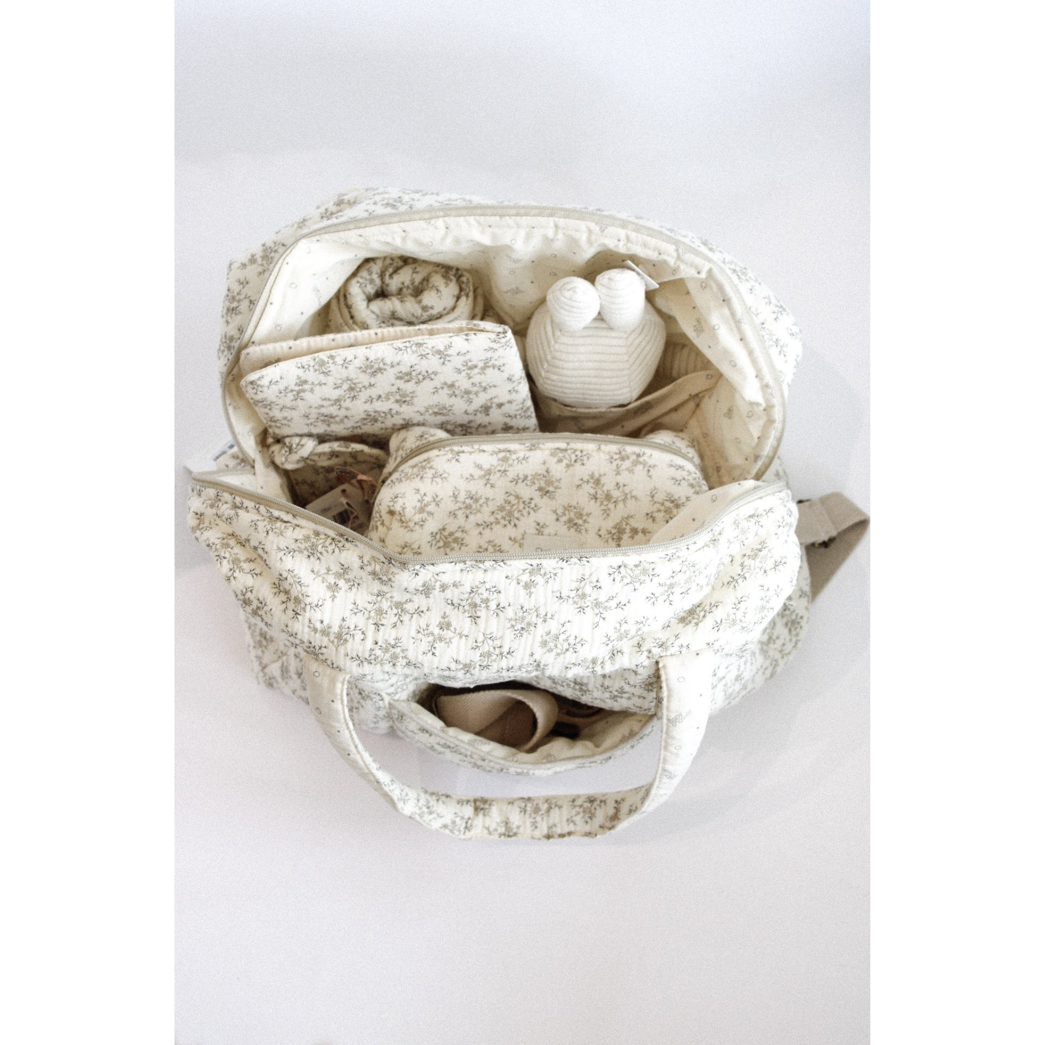 תיק עגלה קמילה מעוטר בפרחים אפורים