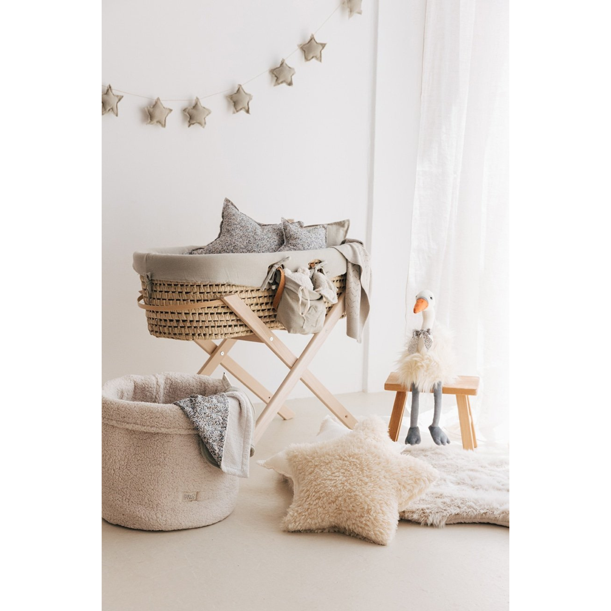 סל אחסון בצבע לבן אייבורי