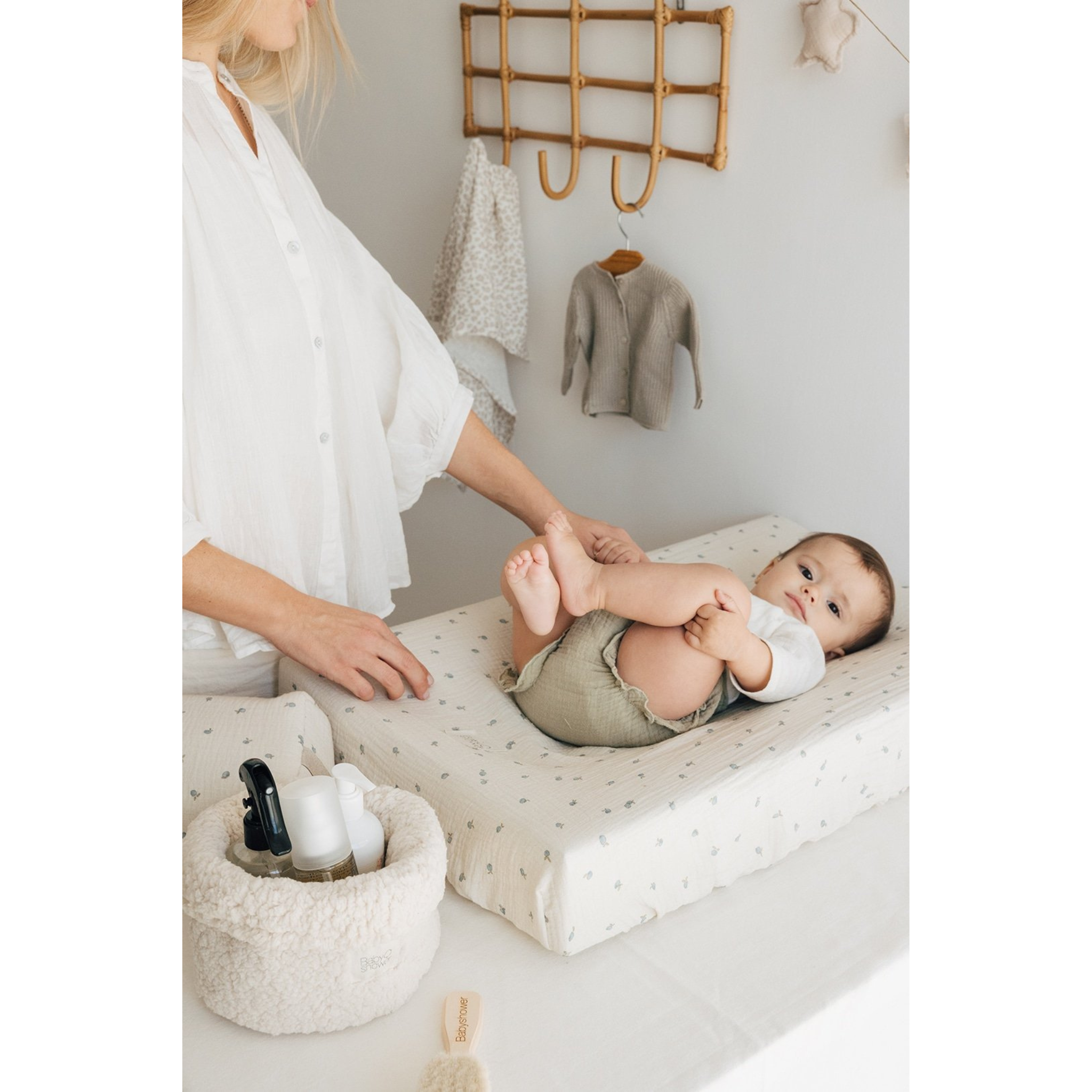 סל אחסון בצבע לבן אייבורי