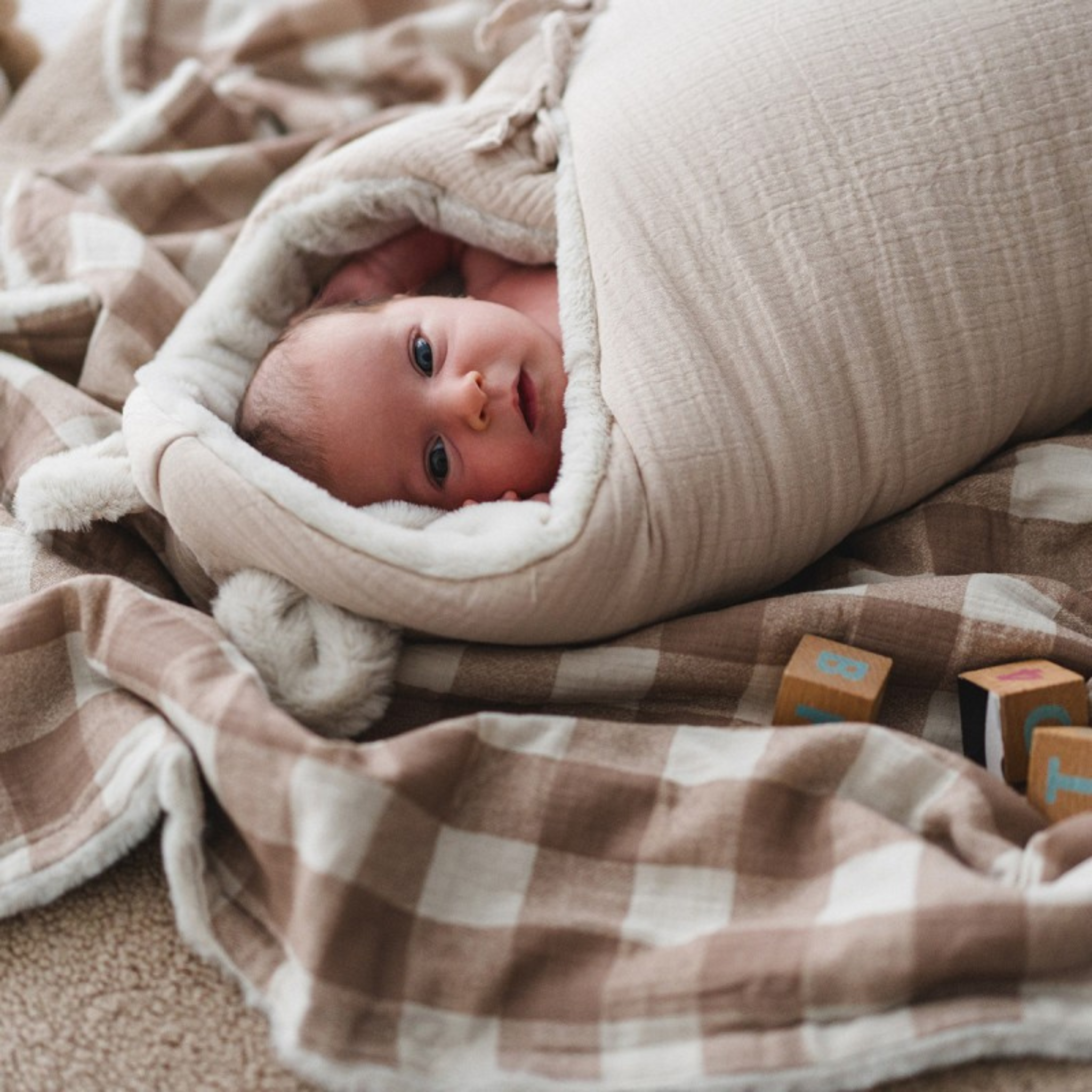 שמיכת חיבוקית מכותנה אורגנית – בצבע חום לאטה