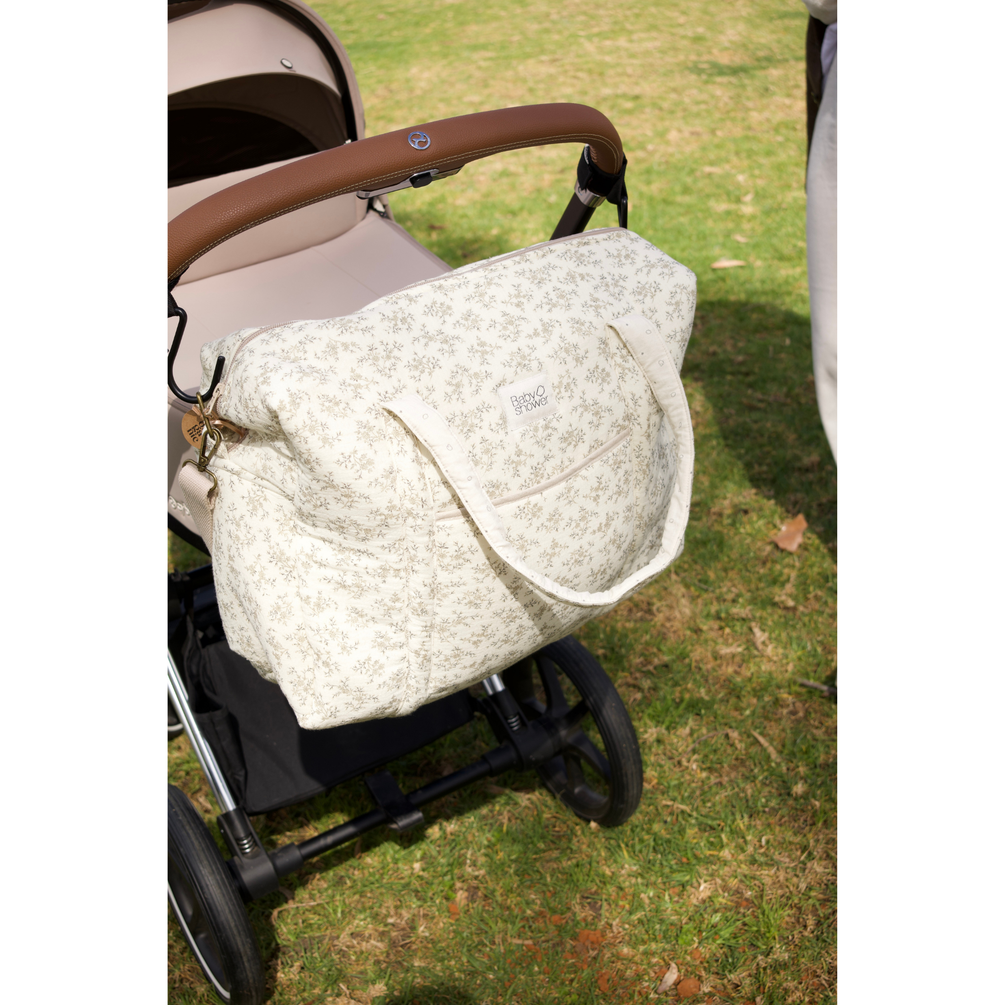 תיק החתלה "קמילה" מכותנה אורגנית - מעוטר בעלים אפורים