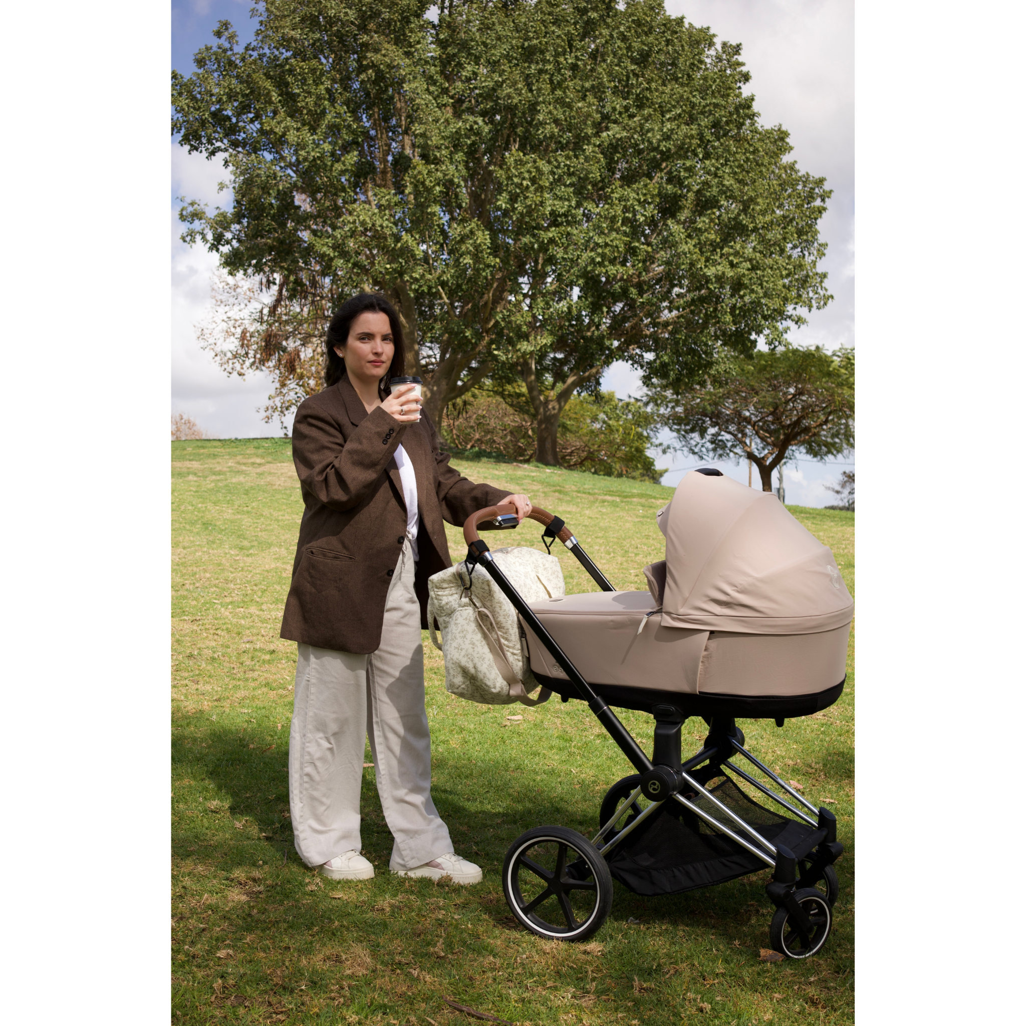 תיק החתלה "קמילה" מכותנה אורגנית - מעוטר בעלים אפורים