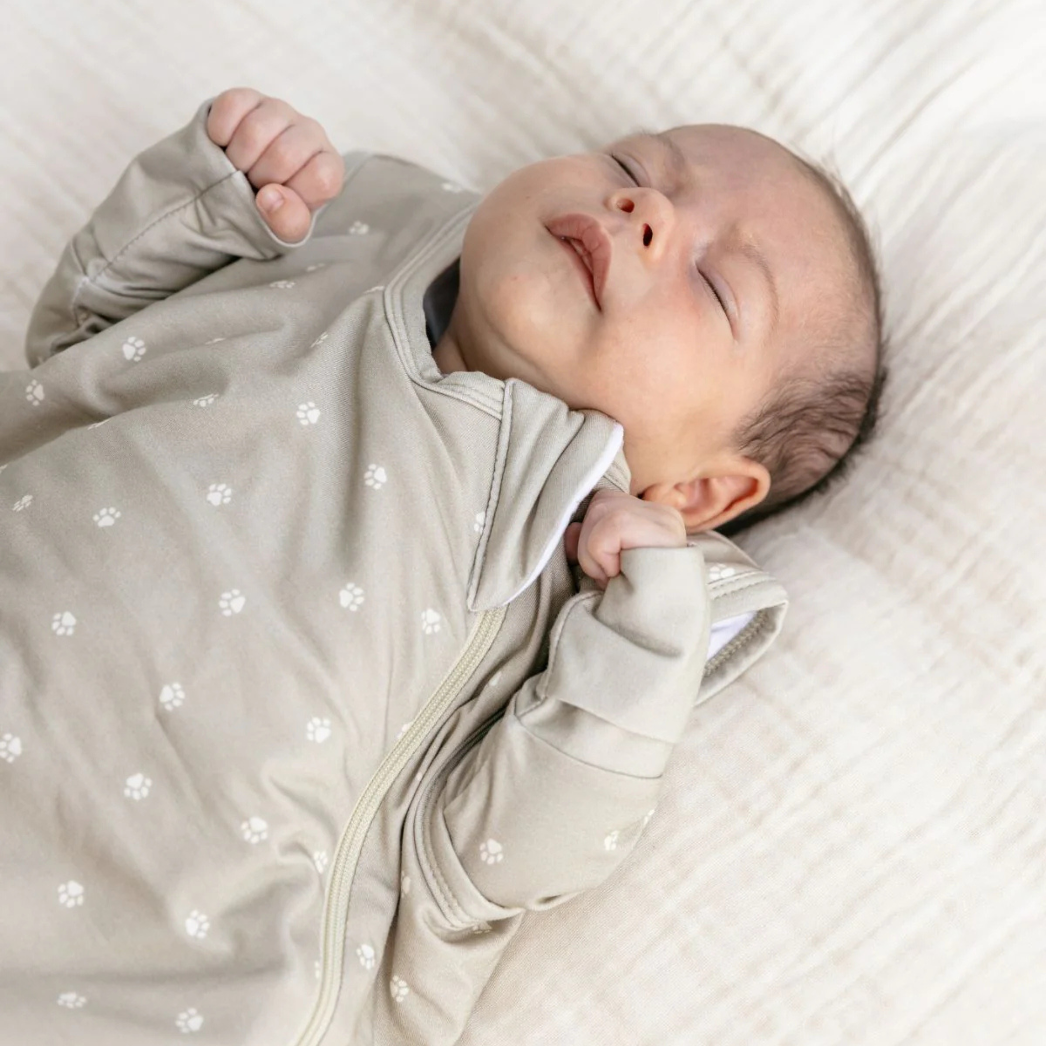 שק שינה גדול מבד במבוק – בצבע ירוק חאקי מעוטר ברגלי אריה