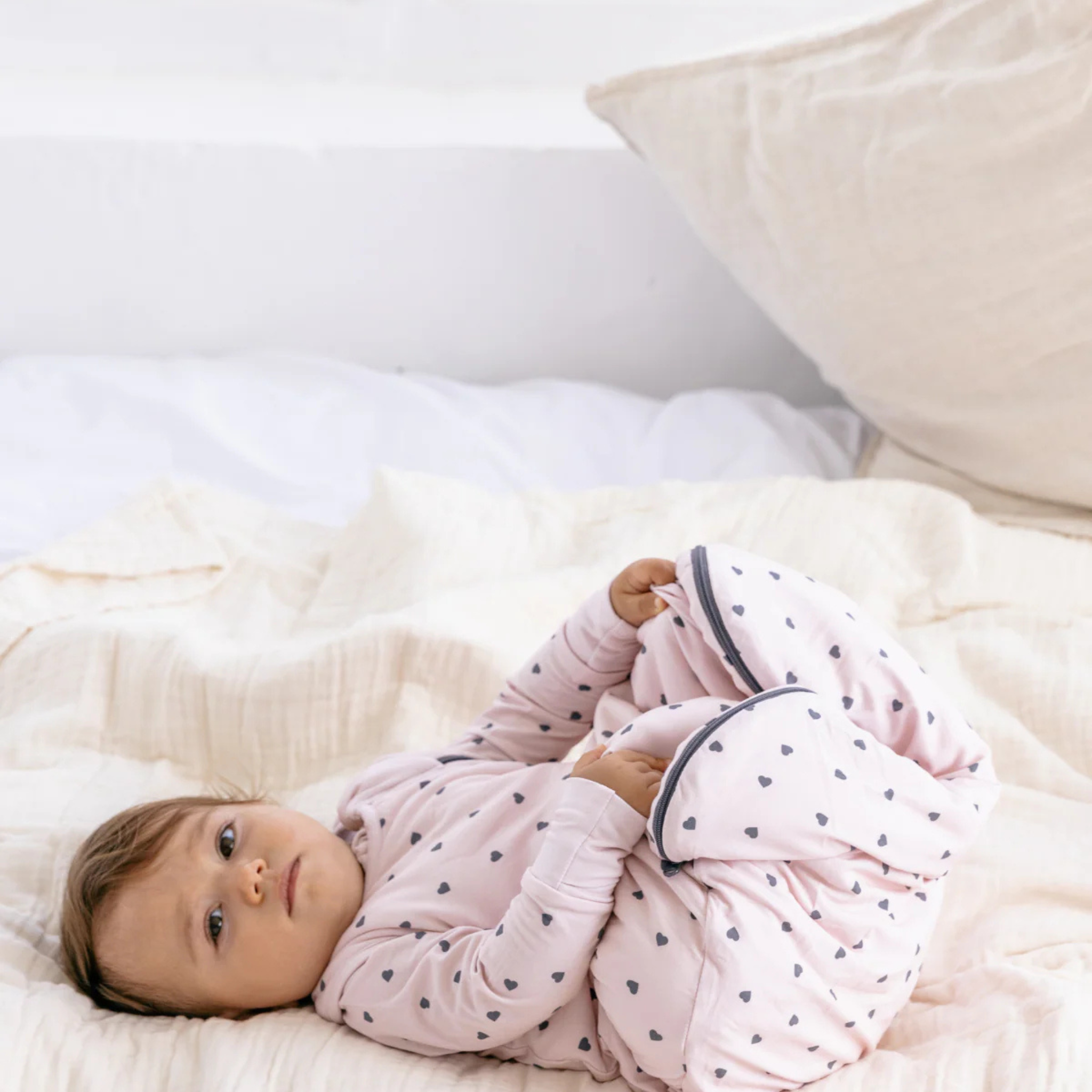 שק שינה גדול מבד במבוק – בצבע ורד ניוד מעוטר בלבבות