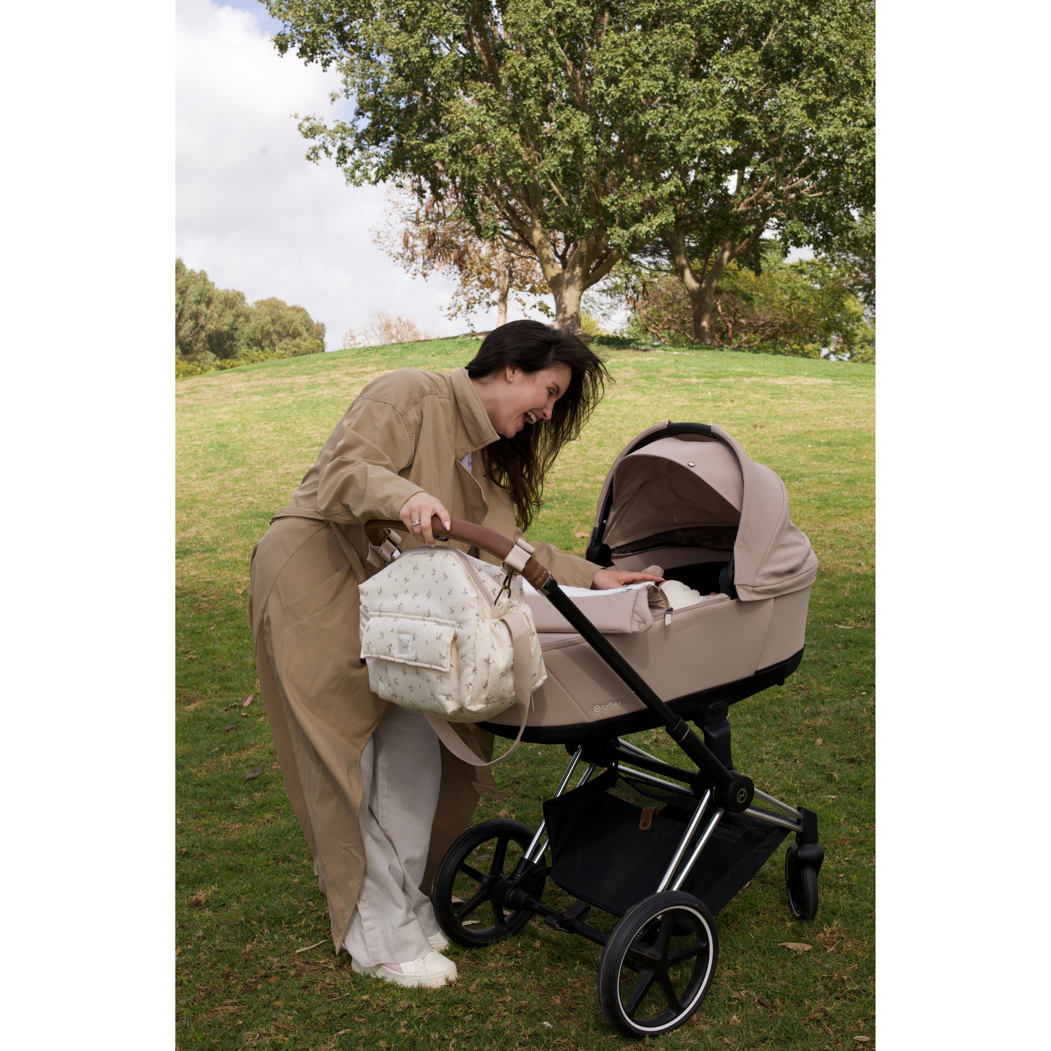 תיק עגלה כולל משטח החתלה נייד "קמילה" מכותנה אורגנית - מעוטר בדומדמניות