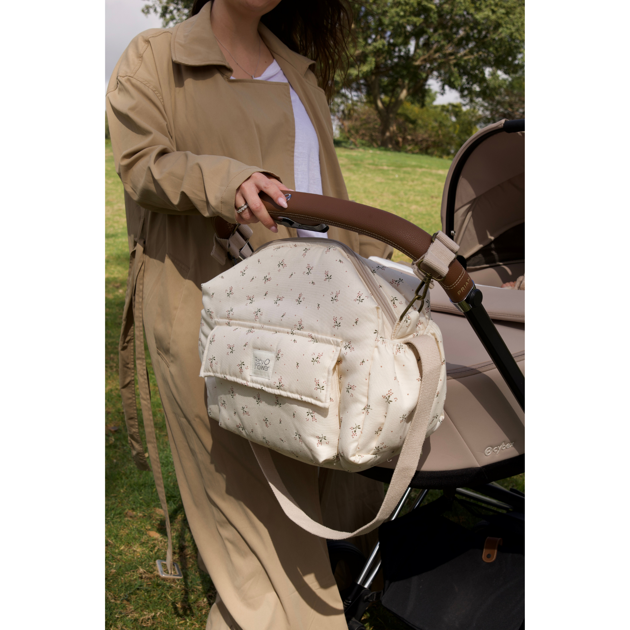 תיק עגלה כולל משטח החתלה נייד "קמילה" מכותנה אורגנית - מעוטר בדומדמניות