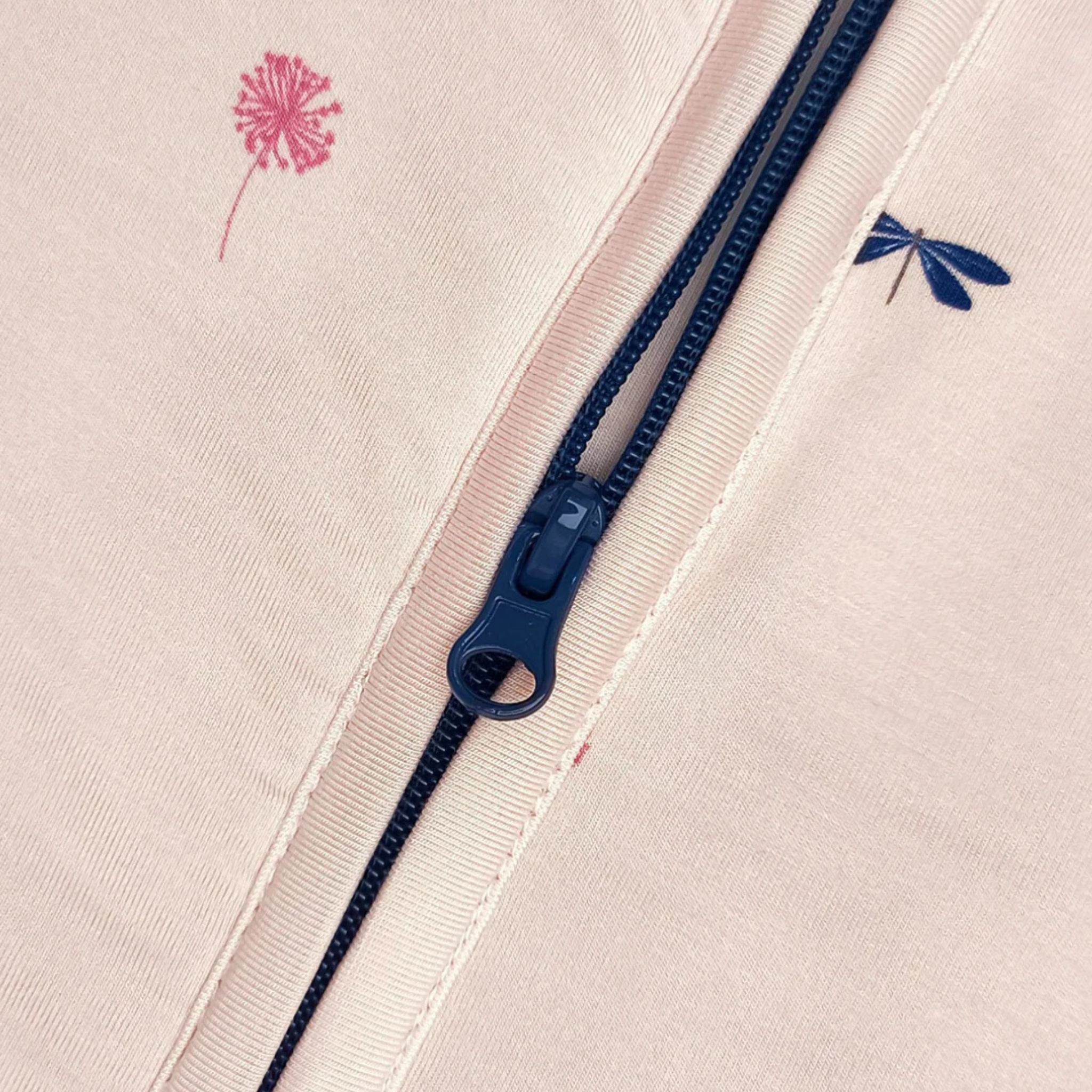 שק שינה גדול מבד במבוק – בצבע ורד ניוד מעוטר בציורי פרפרים ופרחים