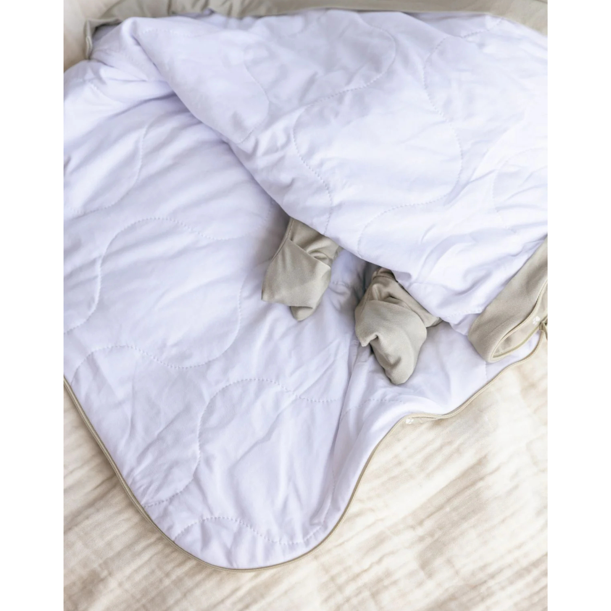 שק שינה גדול מבד במבוק – בצבע ירוק חאקי מעוטר ברגלי אריה