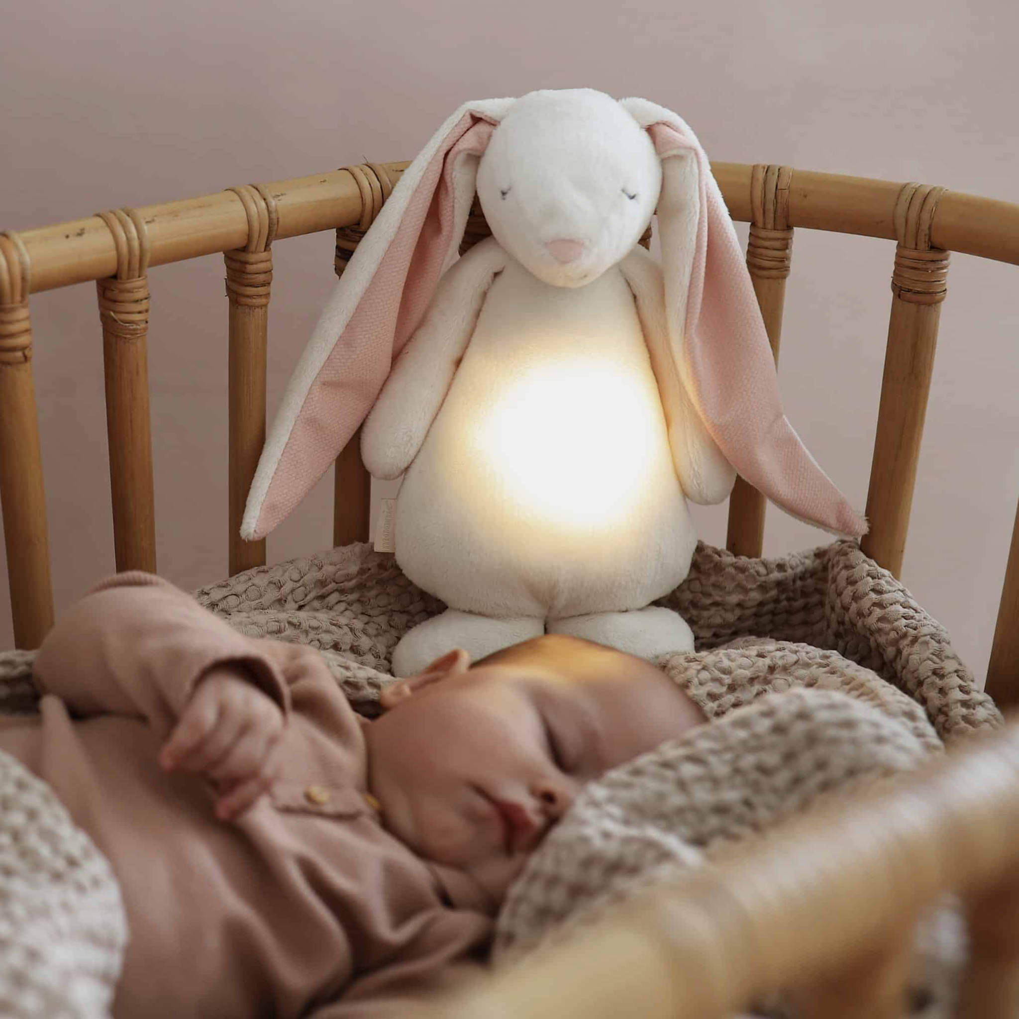 בובת moonie - ארנב לילה טוב מכותנה אורגנית - בצבע לבן פודרה
