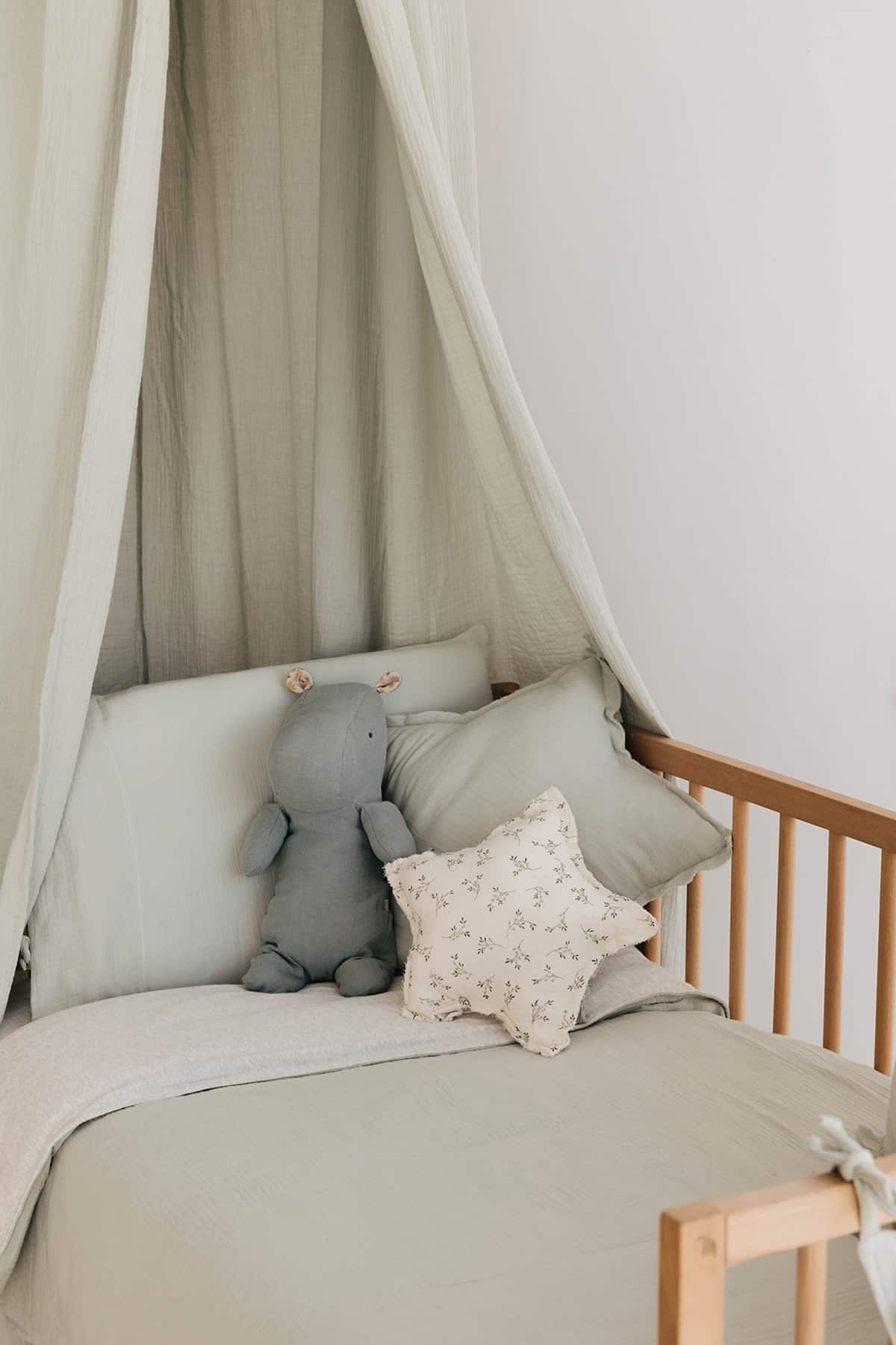 סט ציפה וציפית למיטת תינוק/מעבר מכותנה אורגנית - בצבע ירוק פיסטוק