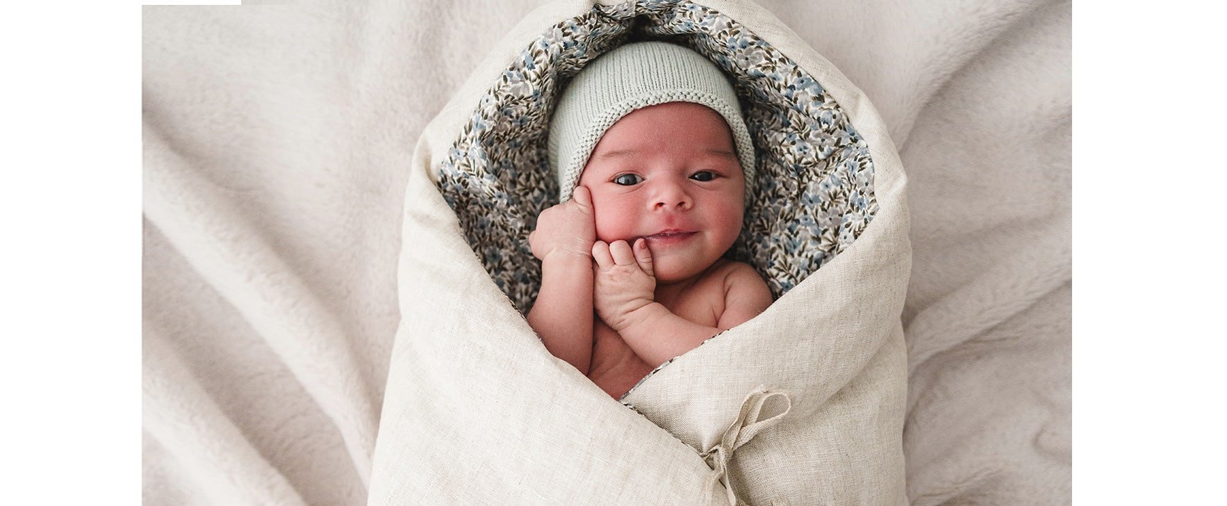 שמיכת חיבוקית עשויה מפשתן וכותנה – מעוטר בפרחים כחולים