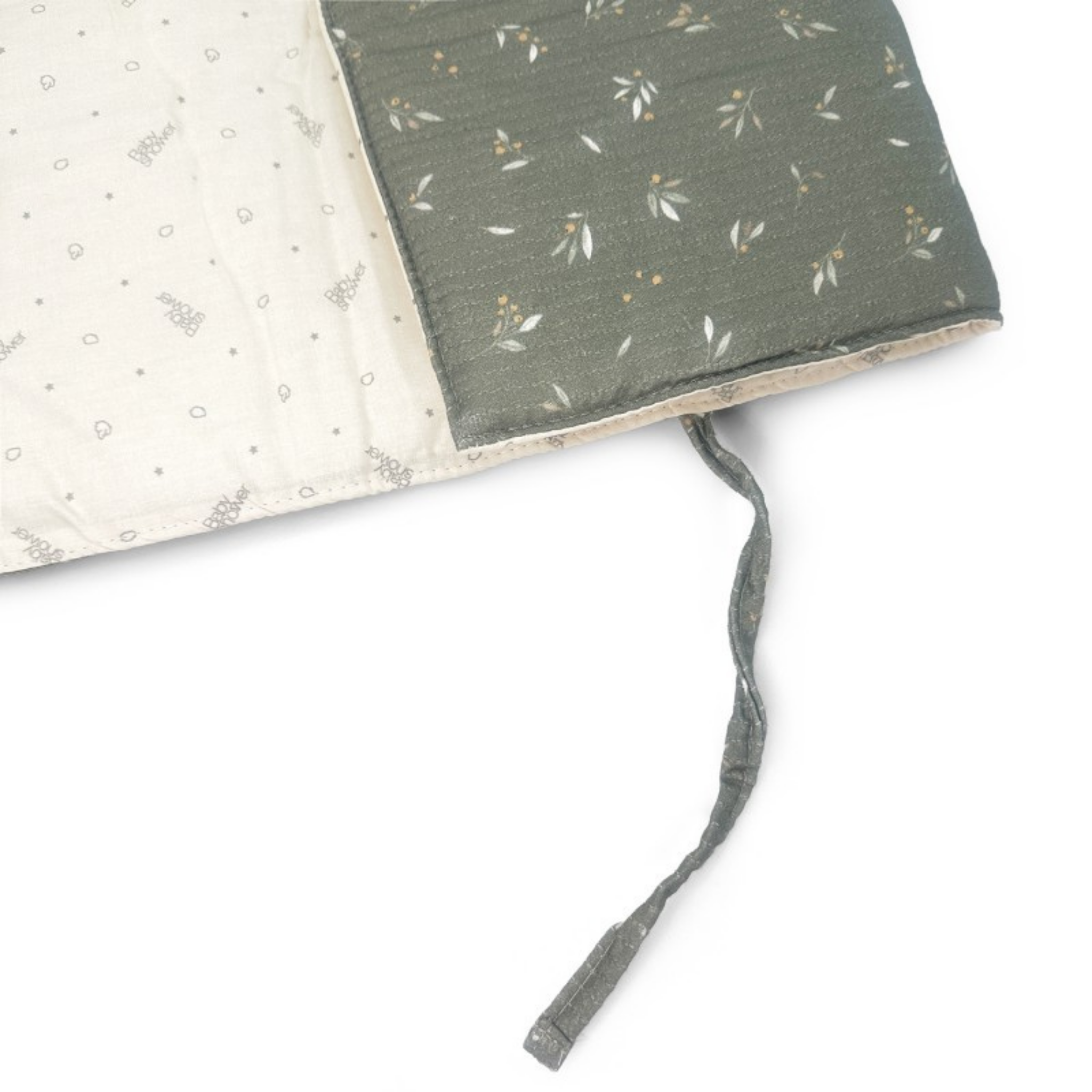 תיק עגלה כולל משטח החתלה נייד ”קמילה” מכותנה אורגנית – בצבע ירוק מעוטר בעלים