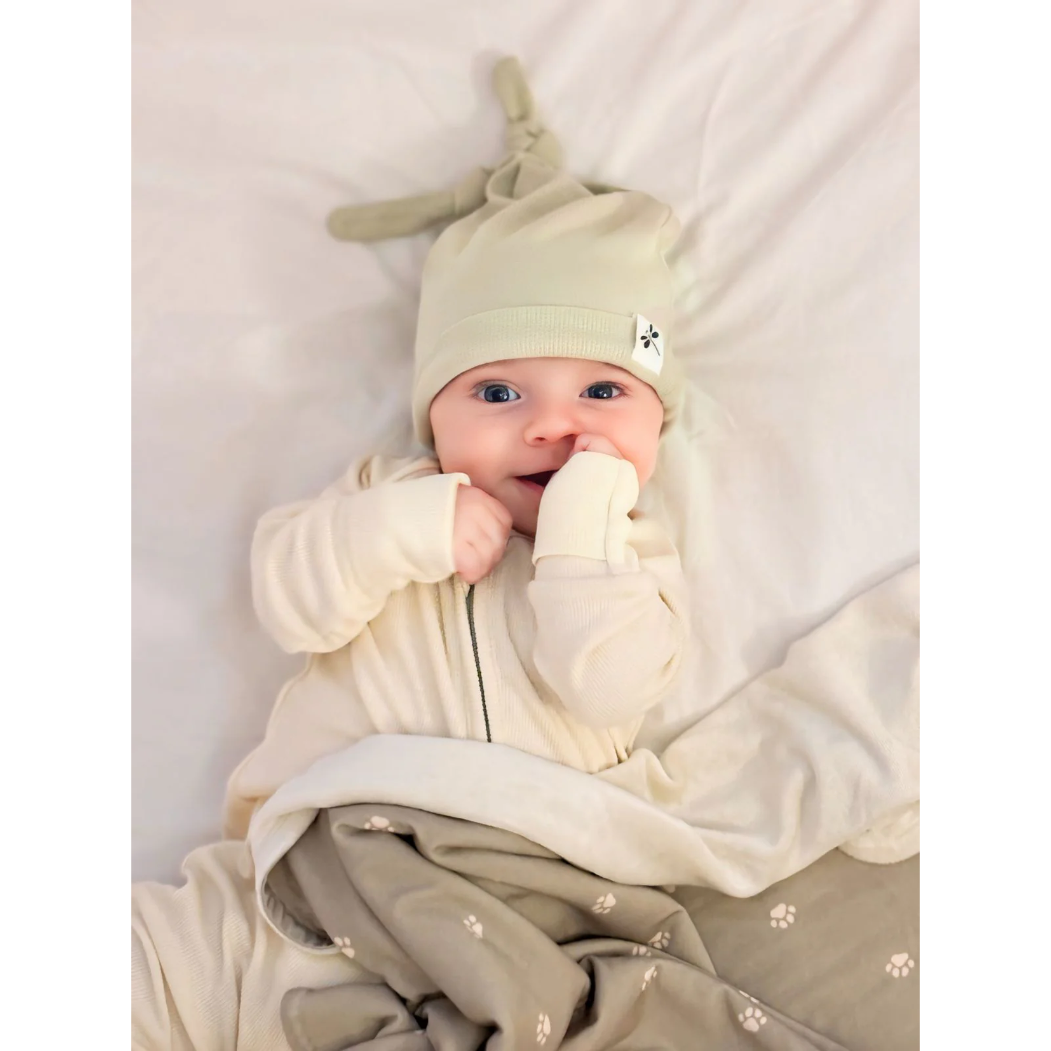 שמיכת במבוק - בצבע ירוק זית מעוטר ברגלי אריה