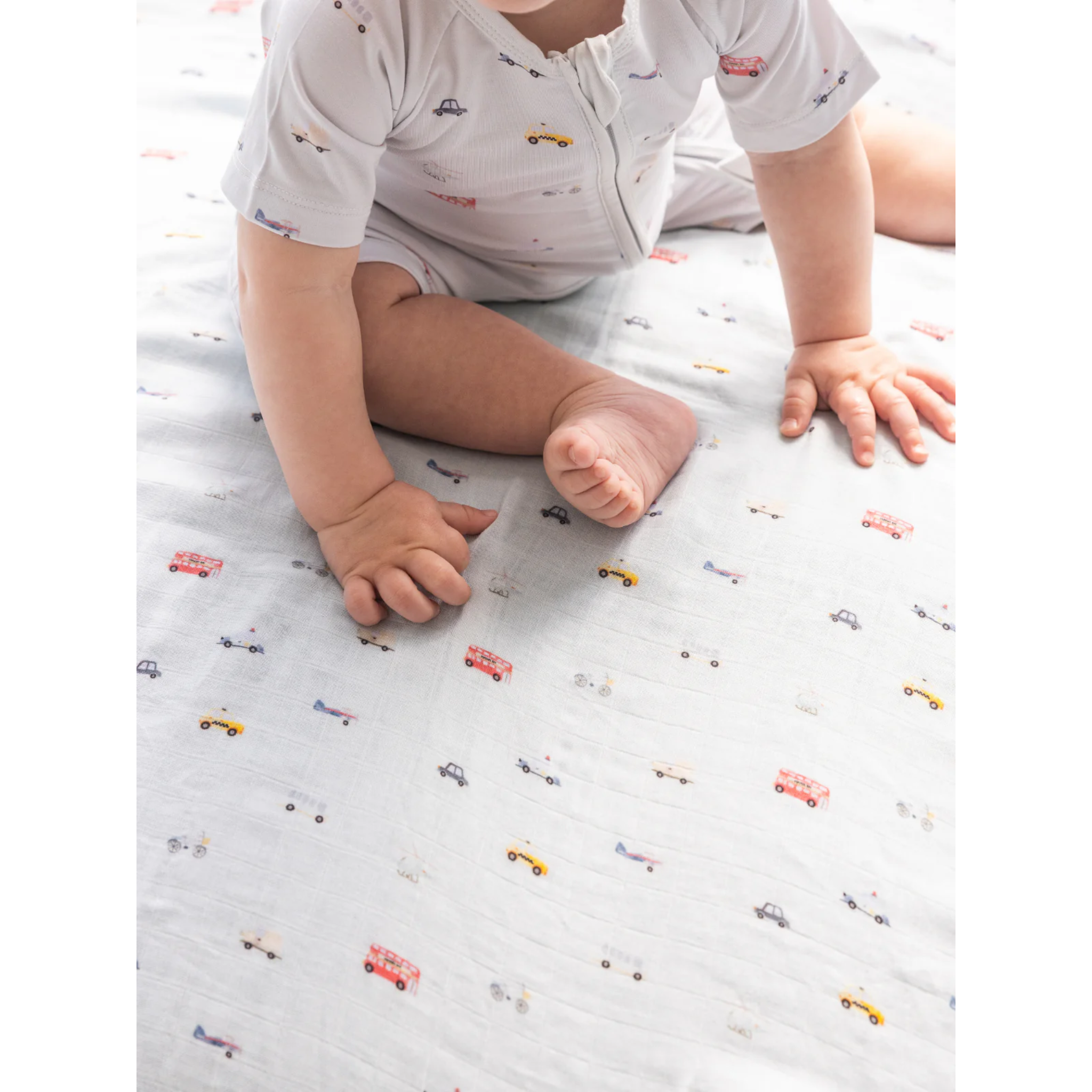 שמיכת טטרה מבד במבוק - בצבע לבן מעוטרת במכוניות