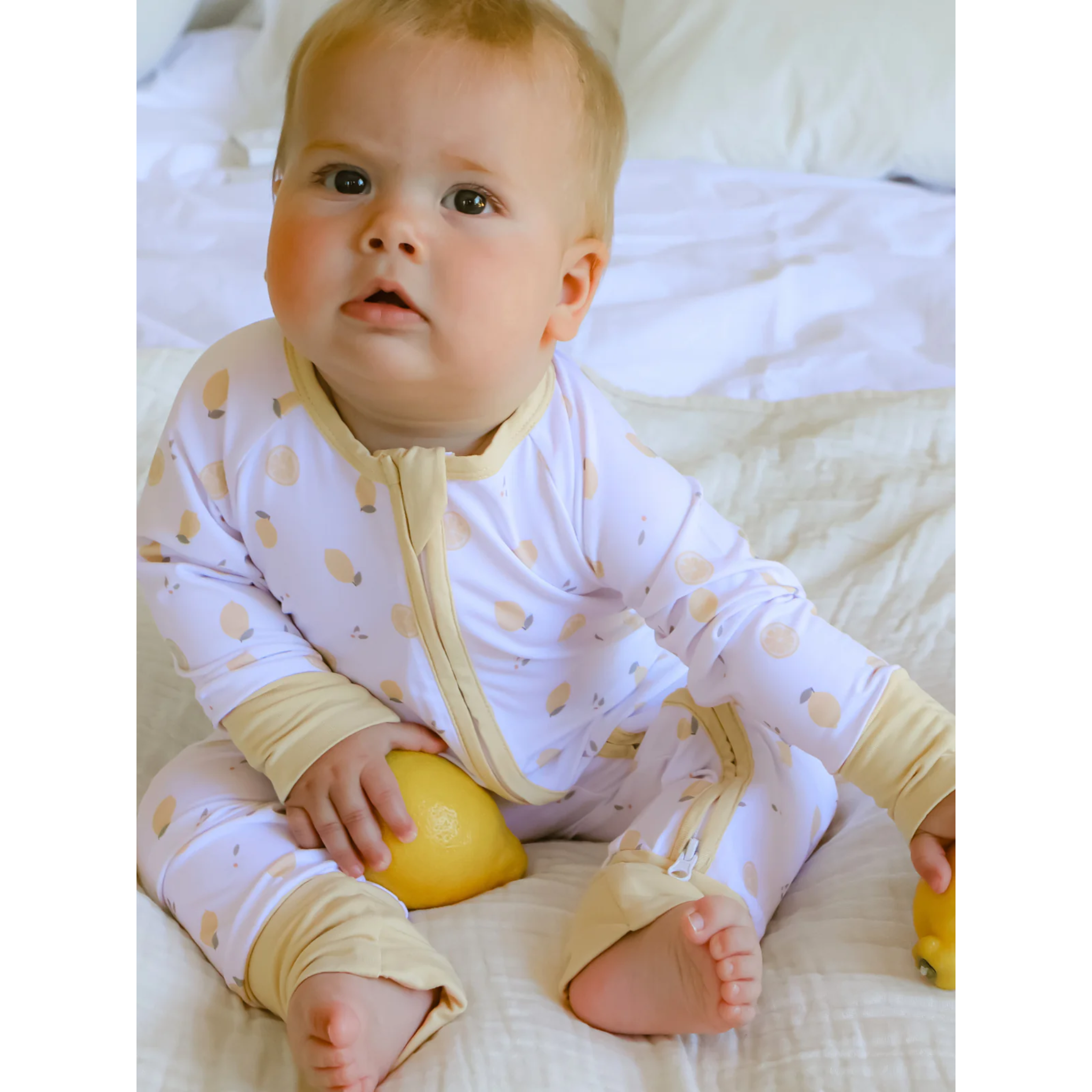 אוברול רוכסן -בצבע לבן מעוטר בלימונים