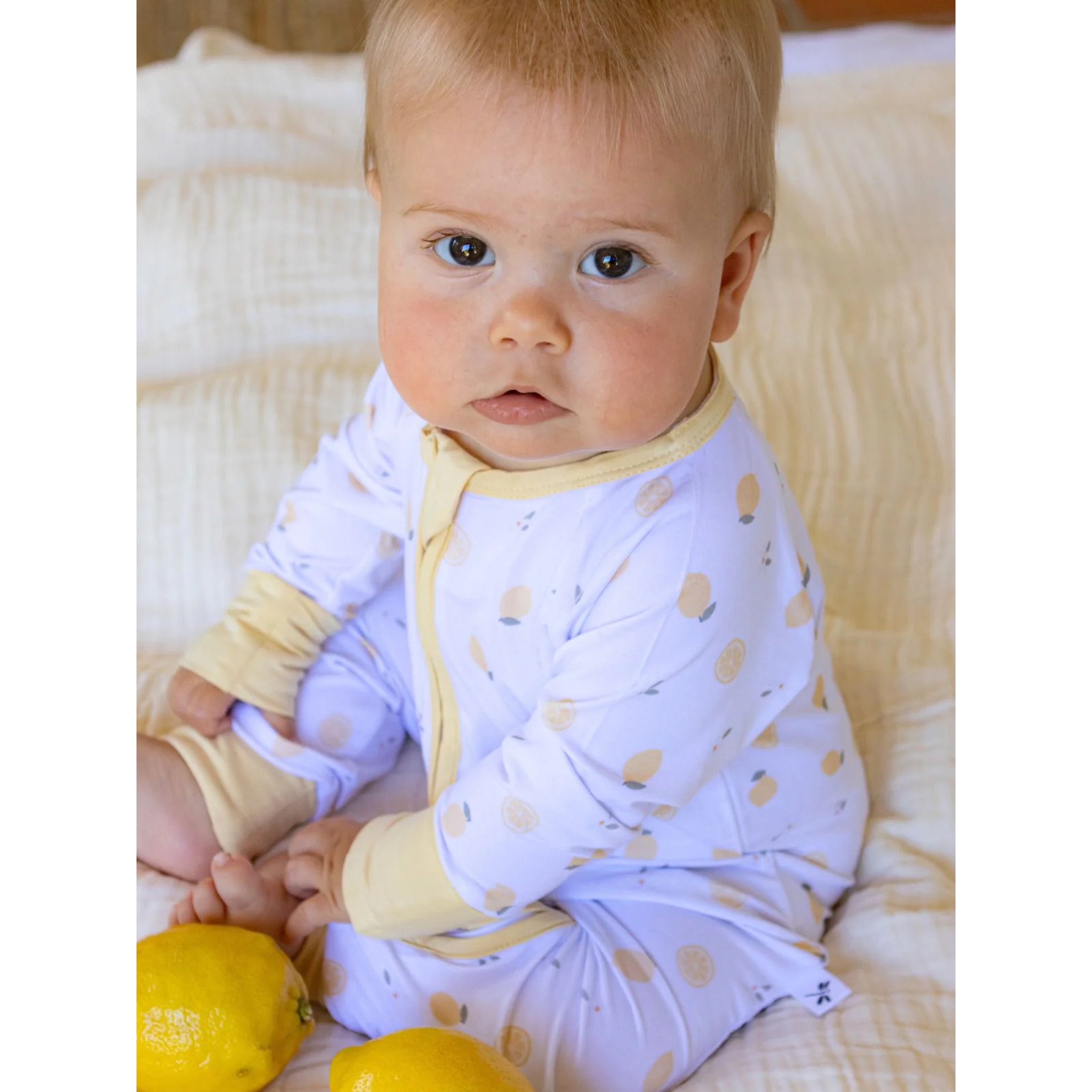 אוברול רוכסן -בצבע לבן מעוטר בלימונים