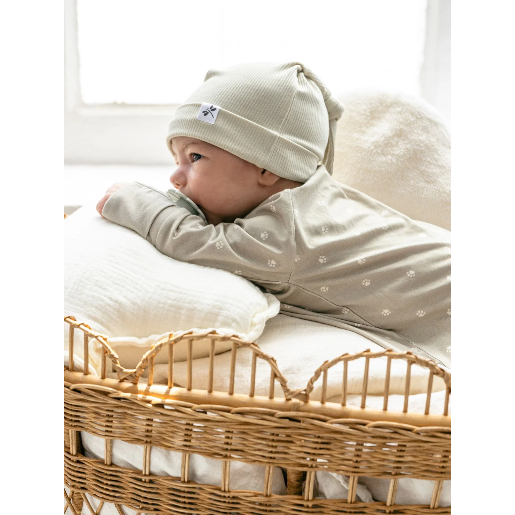 סט לשינה הכולל שמיכת במבוק בצבע ירוק זית + אוברול ארוך בצבע ירוק זית + בובת Miffy בצבע ירוק רך