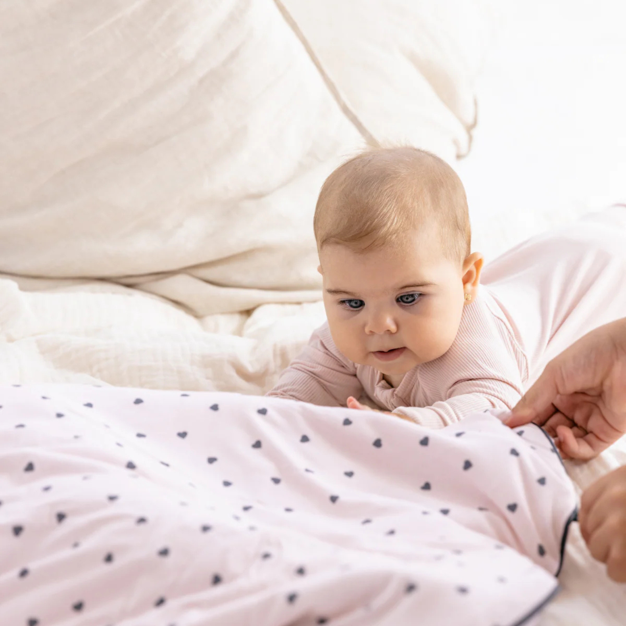 שק שינה גדול מבד במבוק – בצבע ורד ניוד מעוטר בלבבות