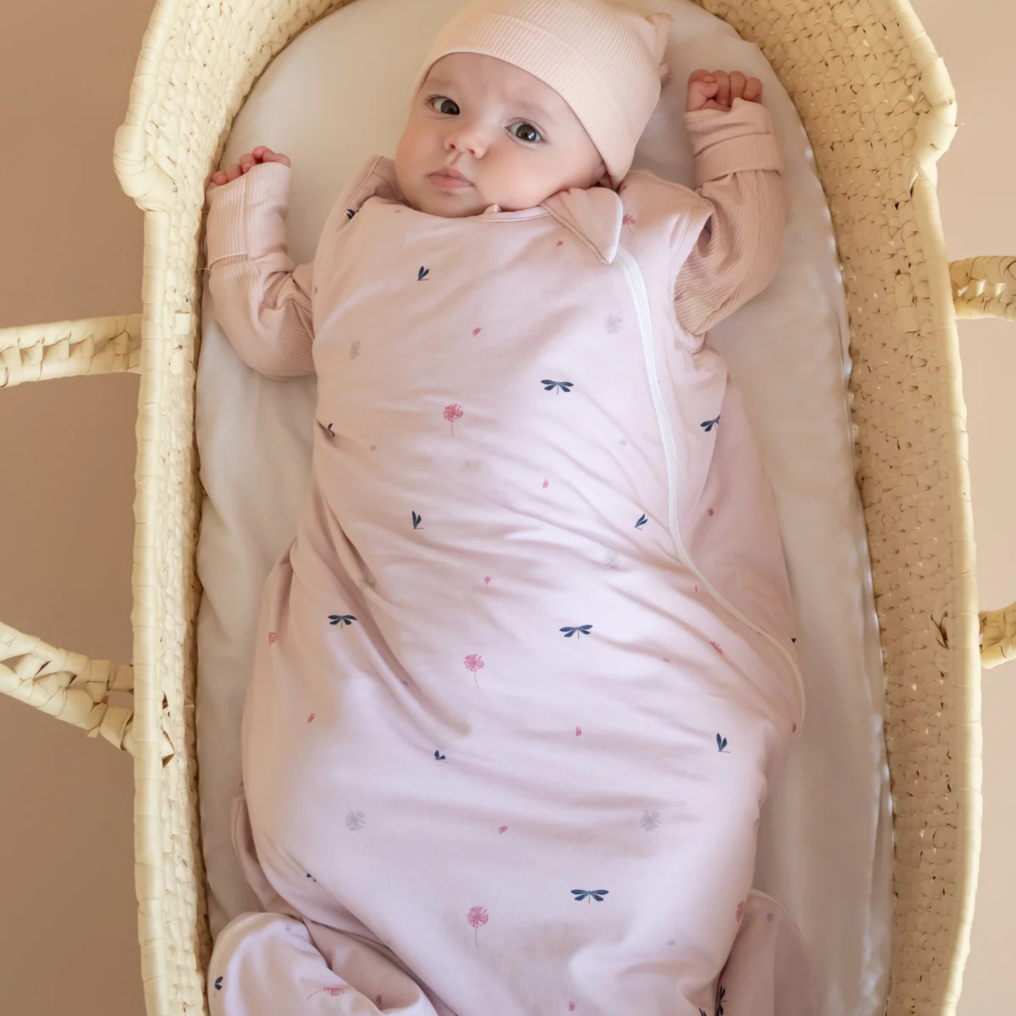 שק שינה גדול מבד במבוק – בצבע ורד ניוד מעוטר בציורי פרפרים ופרחים