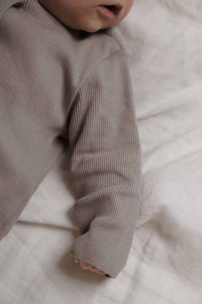 אוברול מכותנה ריב OEKO-TEX® בצבע אפור אבן -A Basic Brand