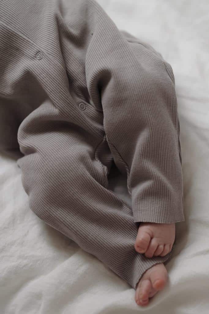 אוברול מכותנה ריב OEKO-TEX® בצבע אפור אבן -A Basic Brand