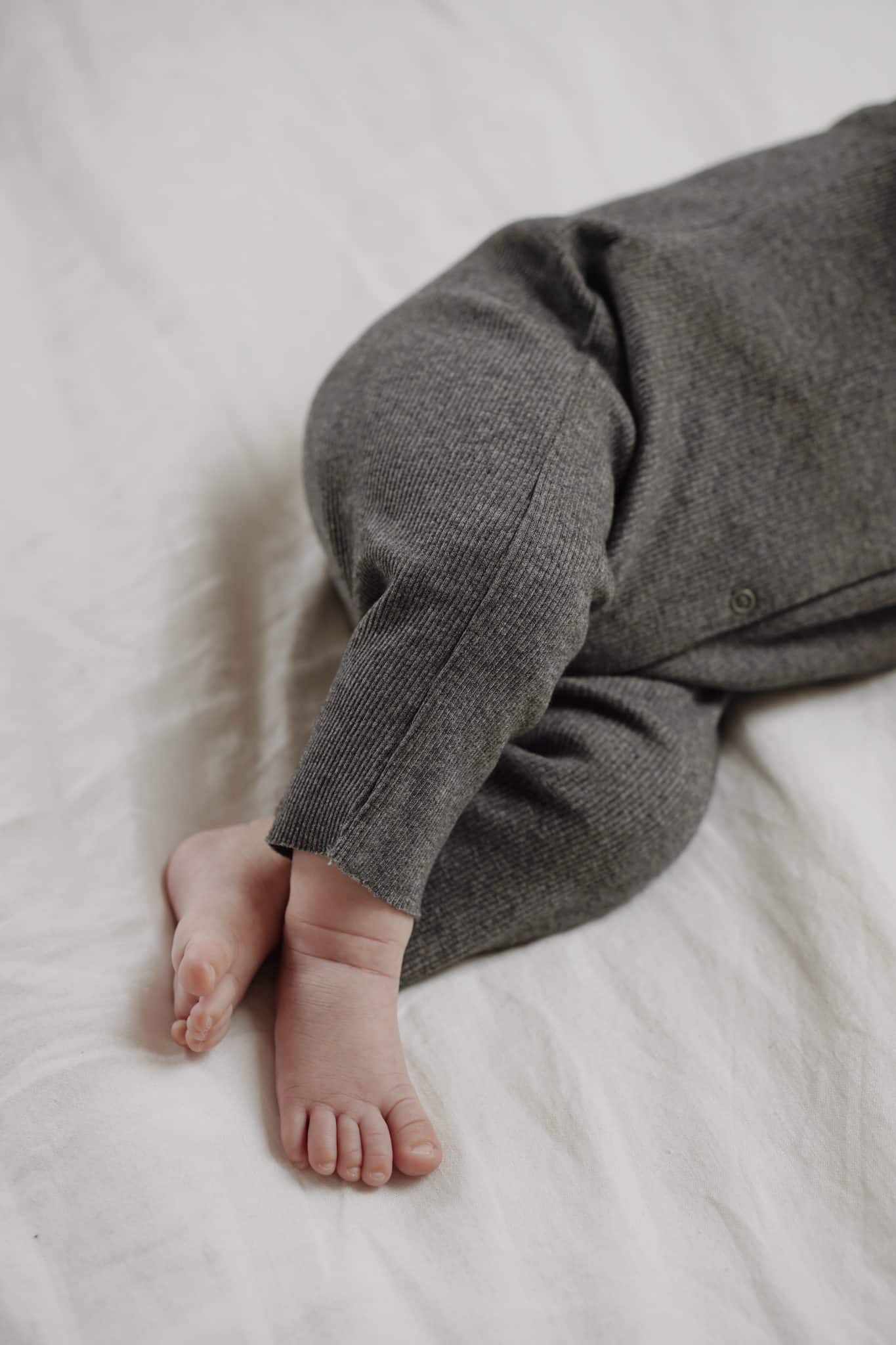 אוברול מכותנה ריב OEKO-TEX® בצבע אפור כהה -A Basic Brand