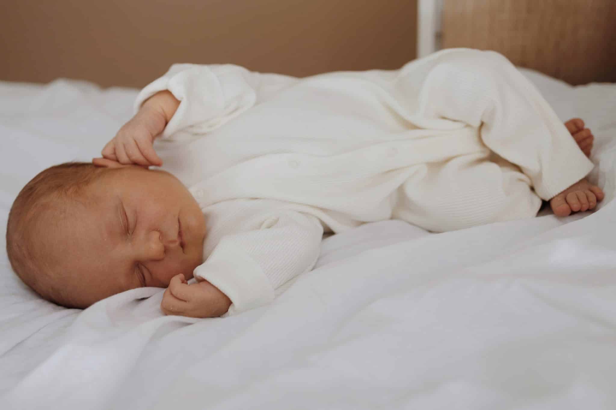 אוברול מכותנה ריב OEKO-TEX® בצבע לבן -A Basic Brand