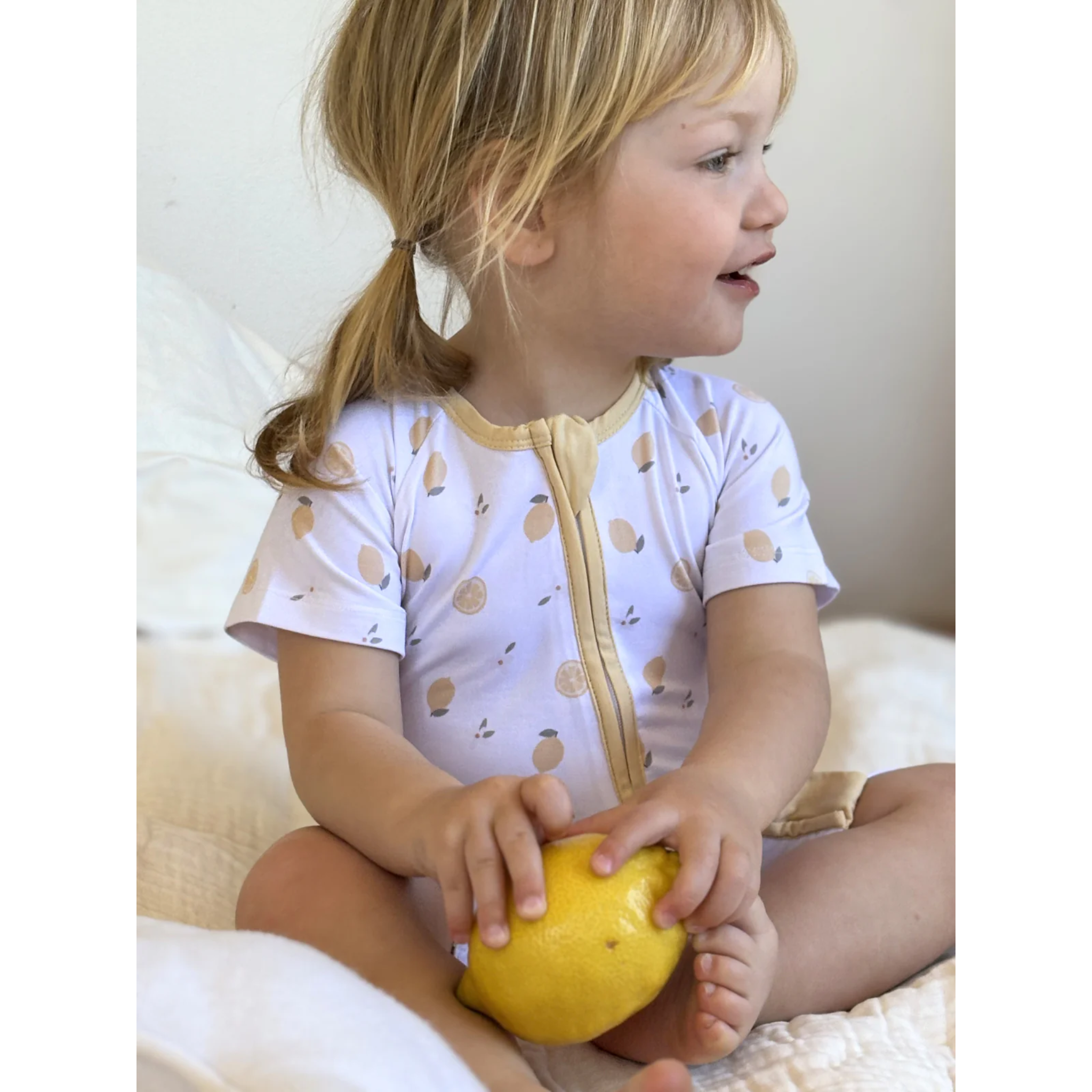 אוברול קצר עם רוכסן - צבע לבן מעוטר בלימונים