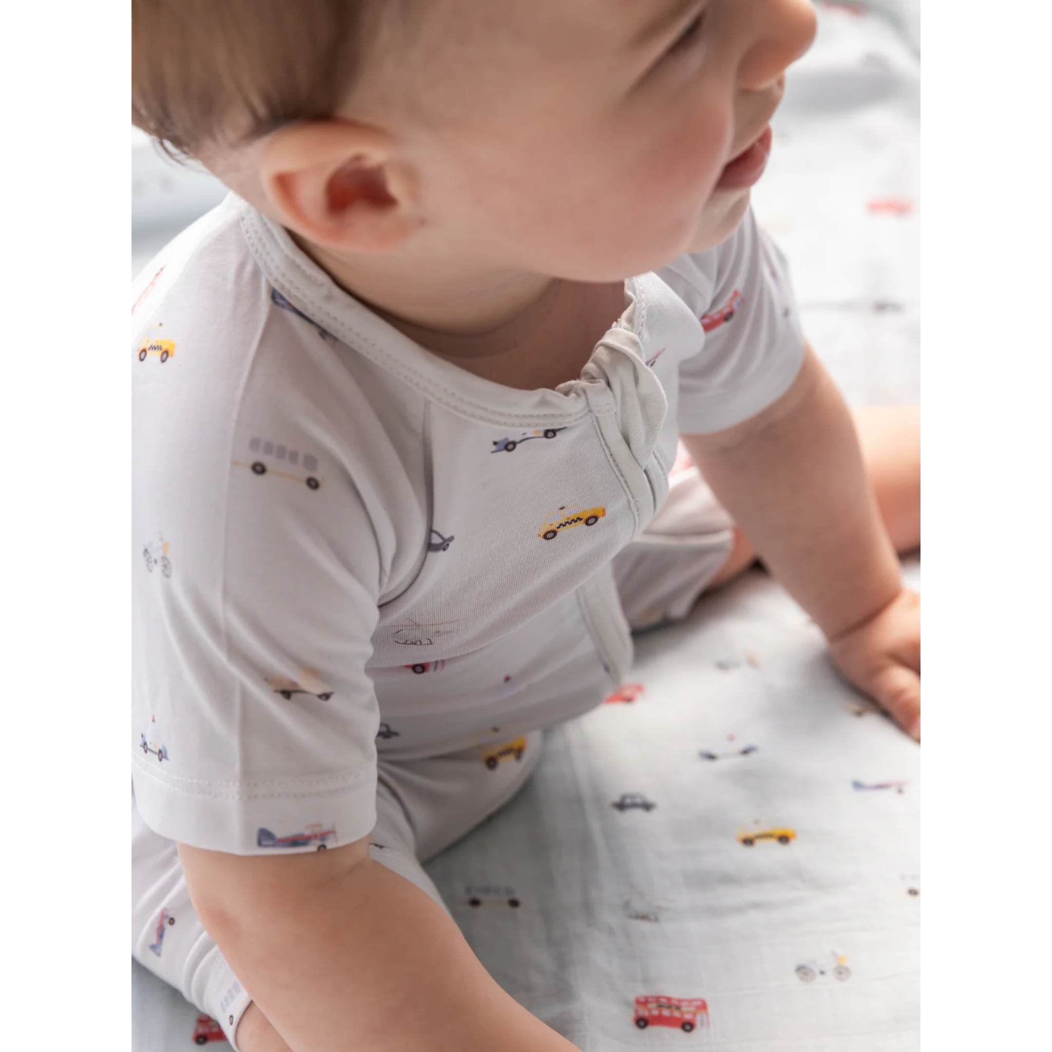 אוברול קצר עם רוכסן - צבע לבן מעוטר במכוניות