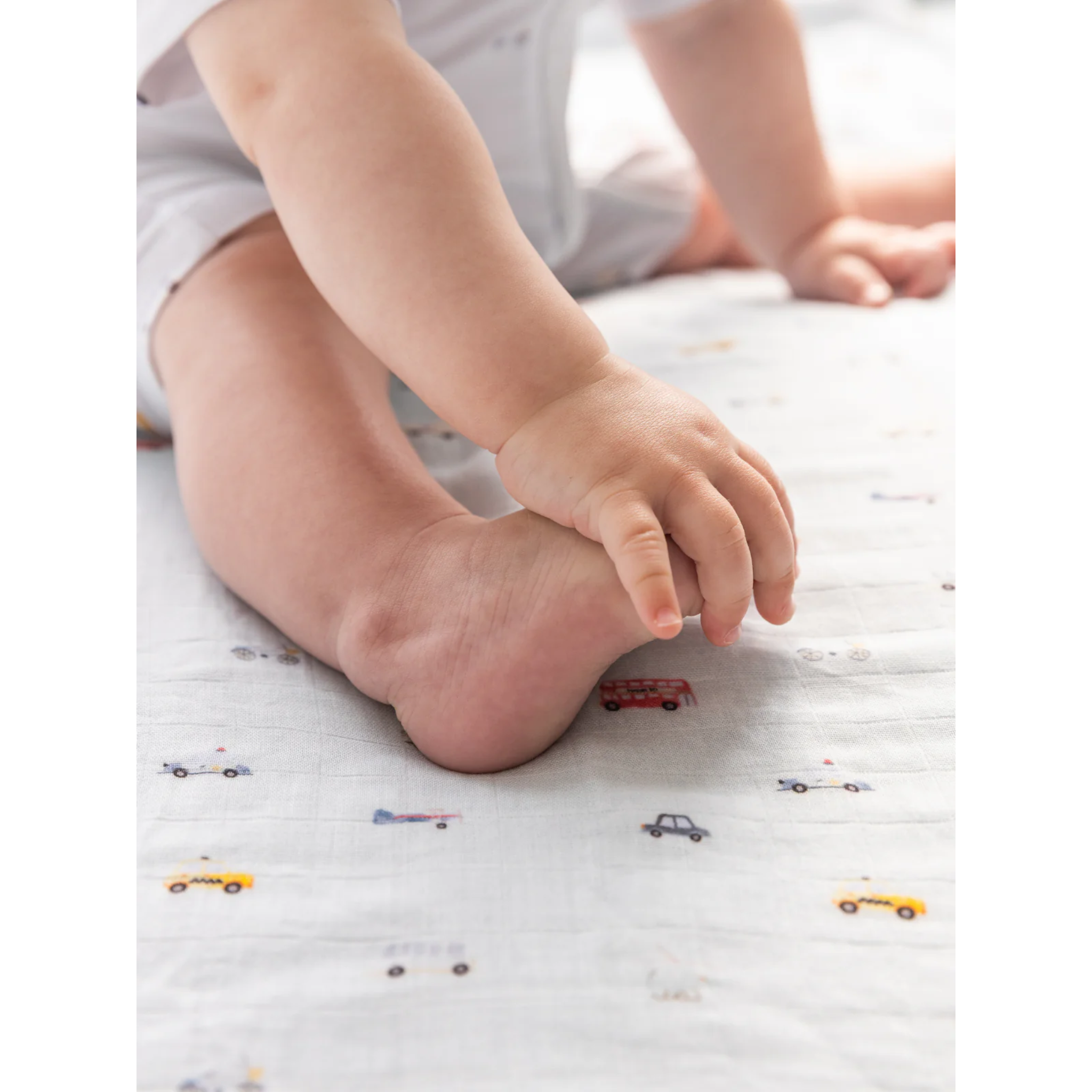 אוברול קצר עם רוכסן - צבע לבן מעוטר במכוניות