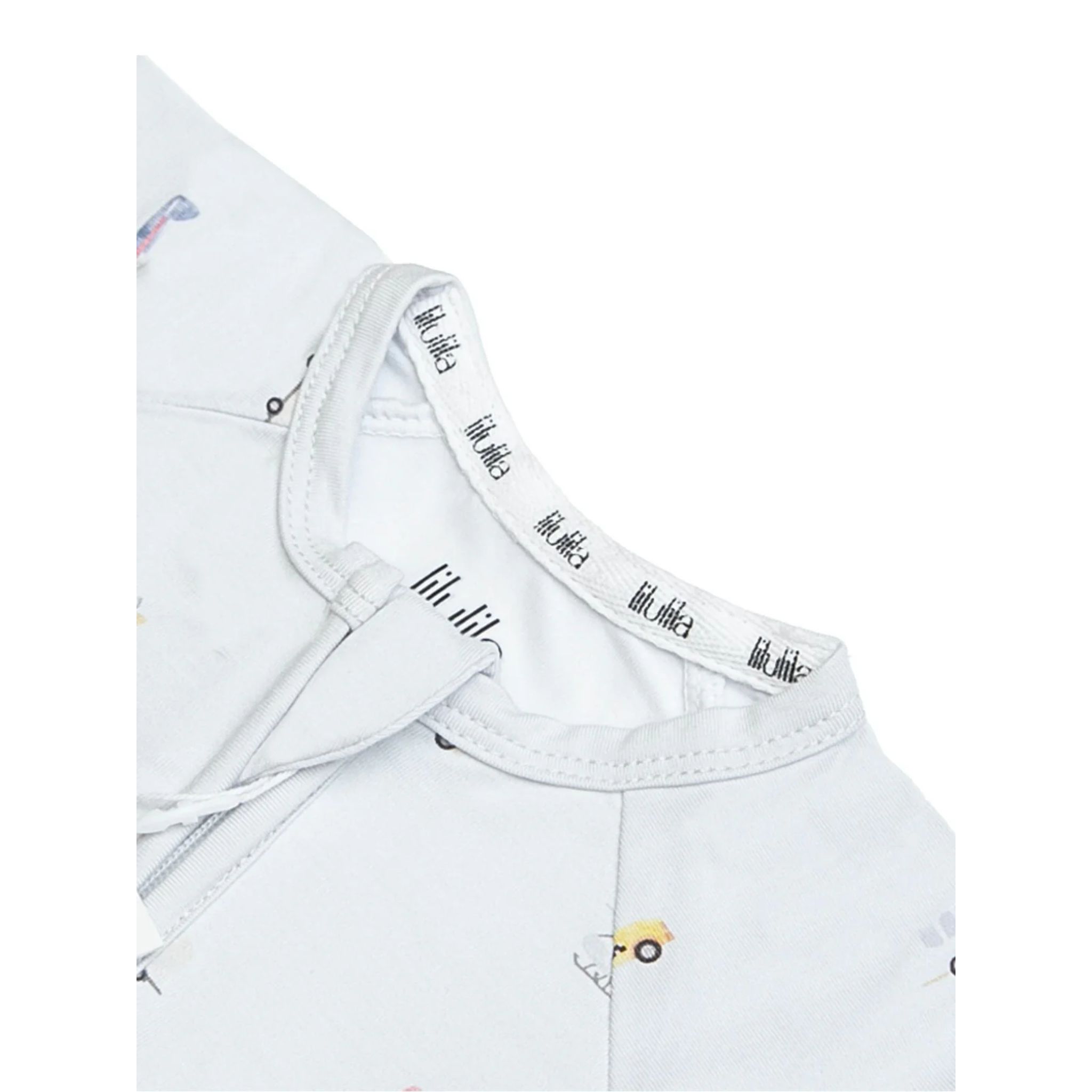 אוברול קצר עם רוכסן - צבע לבן מעוטר במכוניות