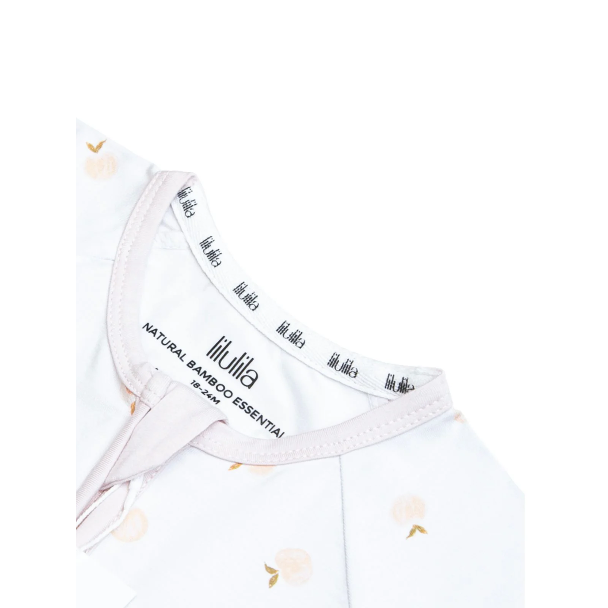 אוברול קצר עם רוכסן - צבע לבן מעוטר באפרסקים