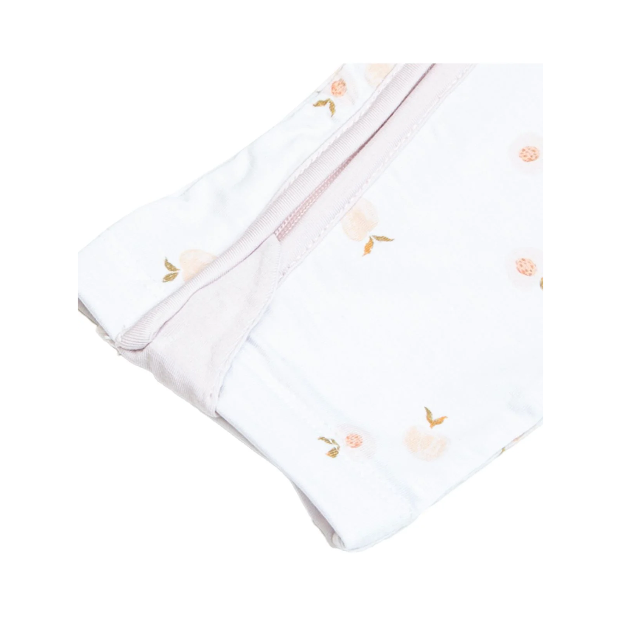 אוברול קצר עם רוכסן - צבע לבן מעוטר באפרסקים