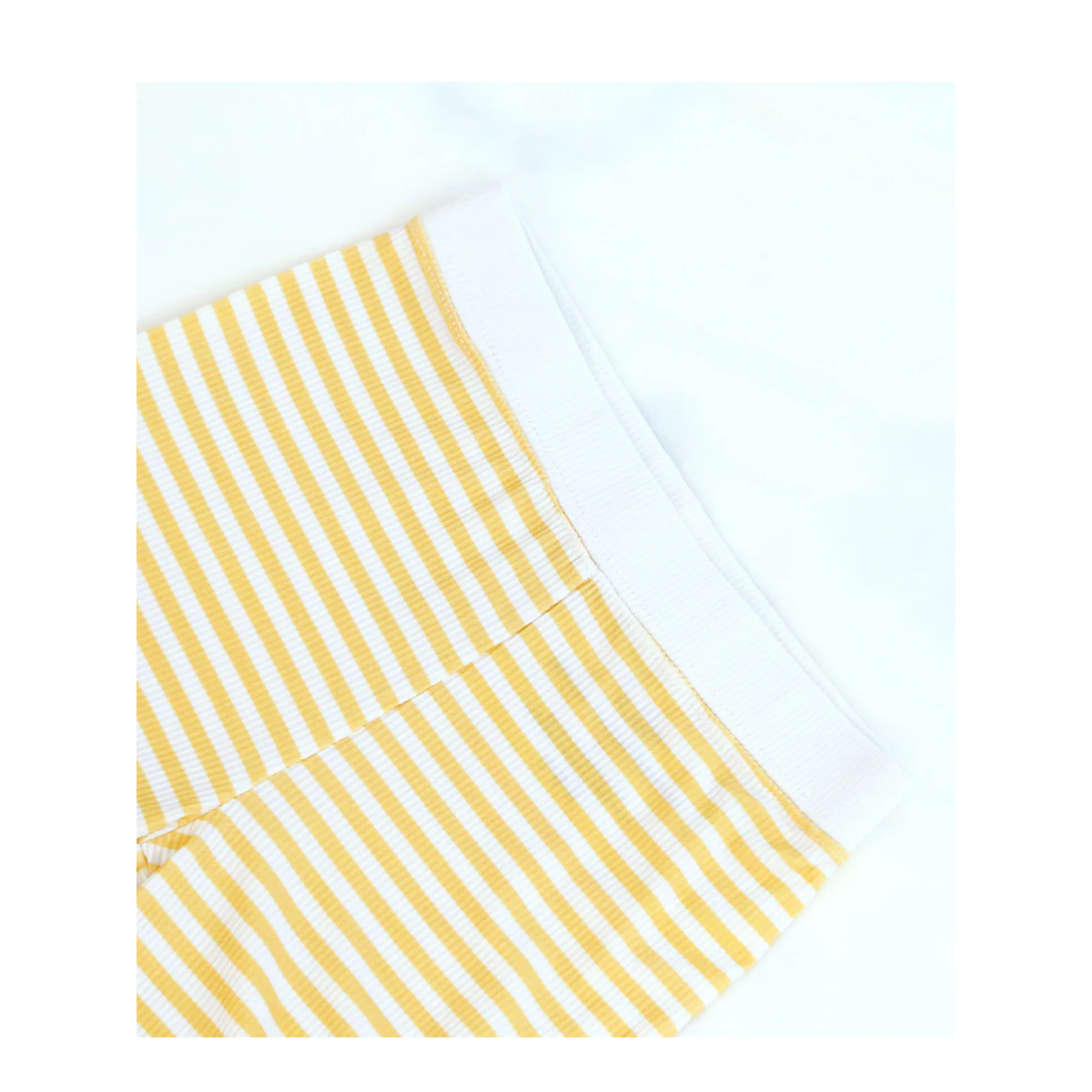 סט פג׳מה - בצבע לבן עם פסים צהובים