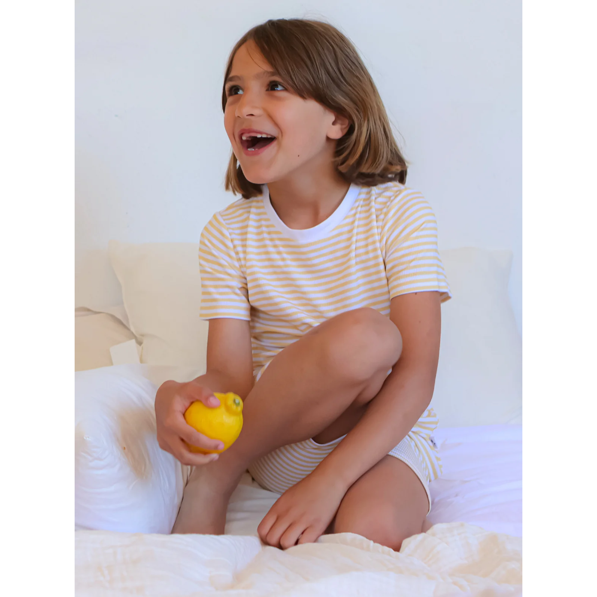 סט פג׳מה - בצבע לבן עם פסים צהובים