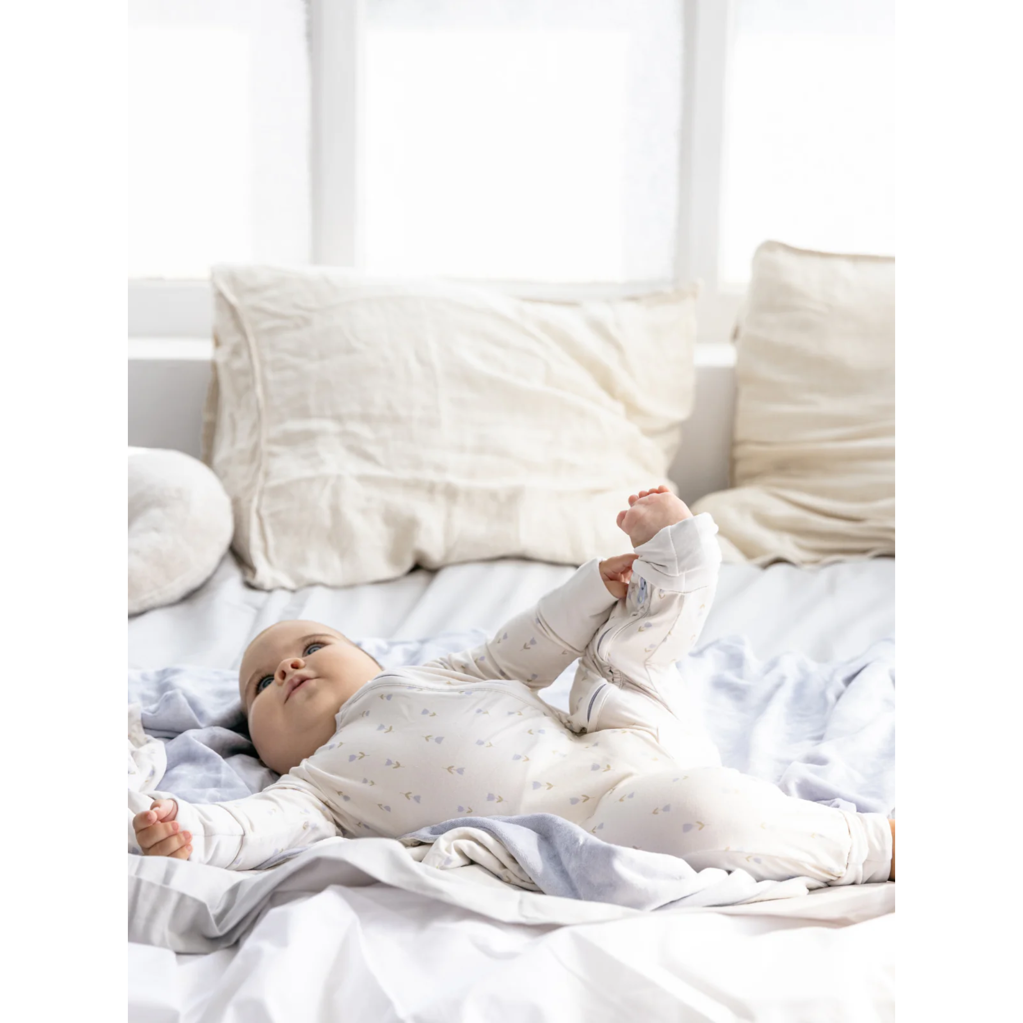 שמיכת במבוק - בצבע לבן מעוטרת בפרחים