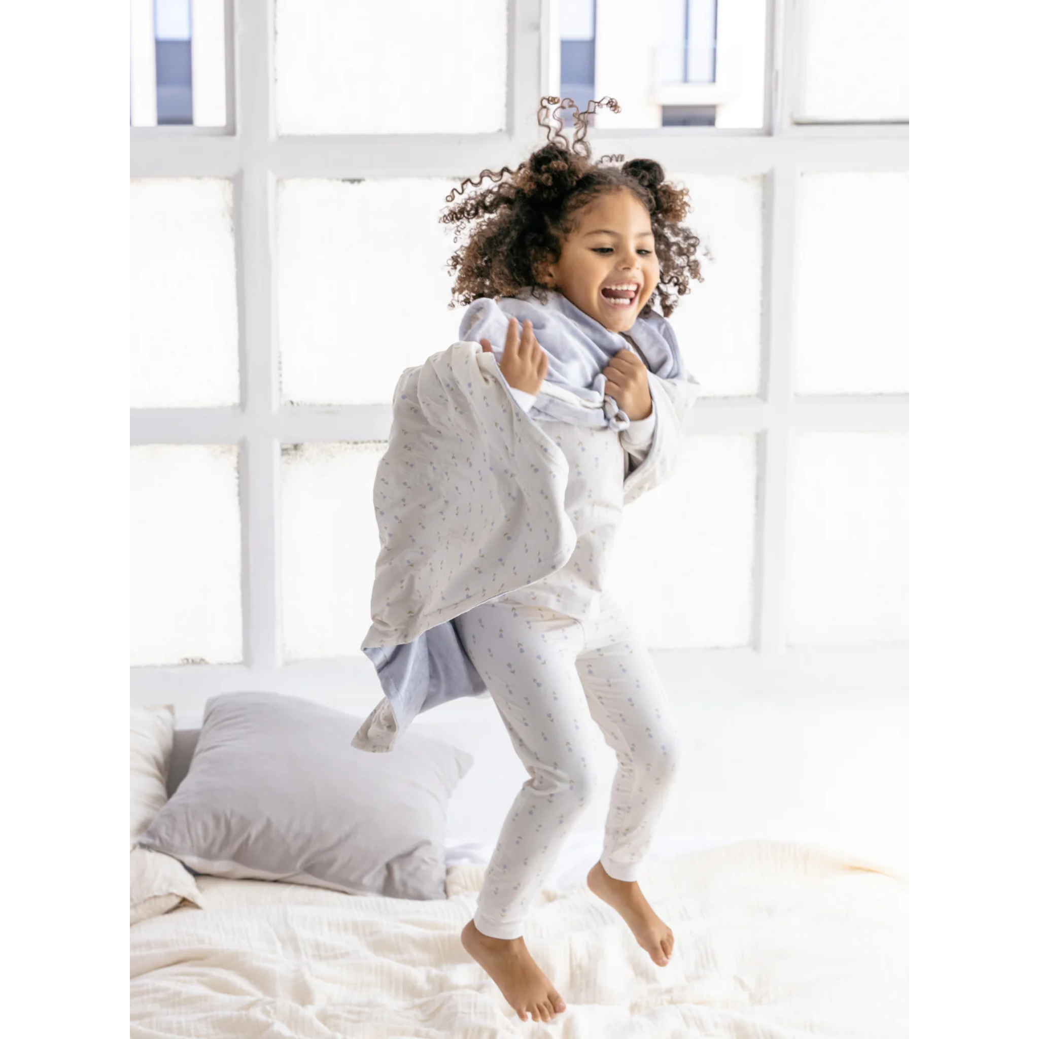 שמיכת במבוק - בצבע לבן מעוטרת בפרחים