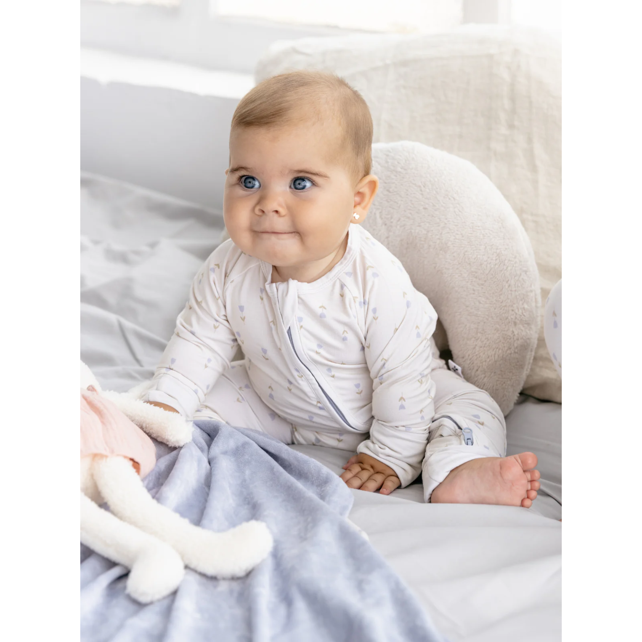 אוברול רוכסן -בצבע לבן מעוטר בפרחים