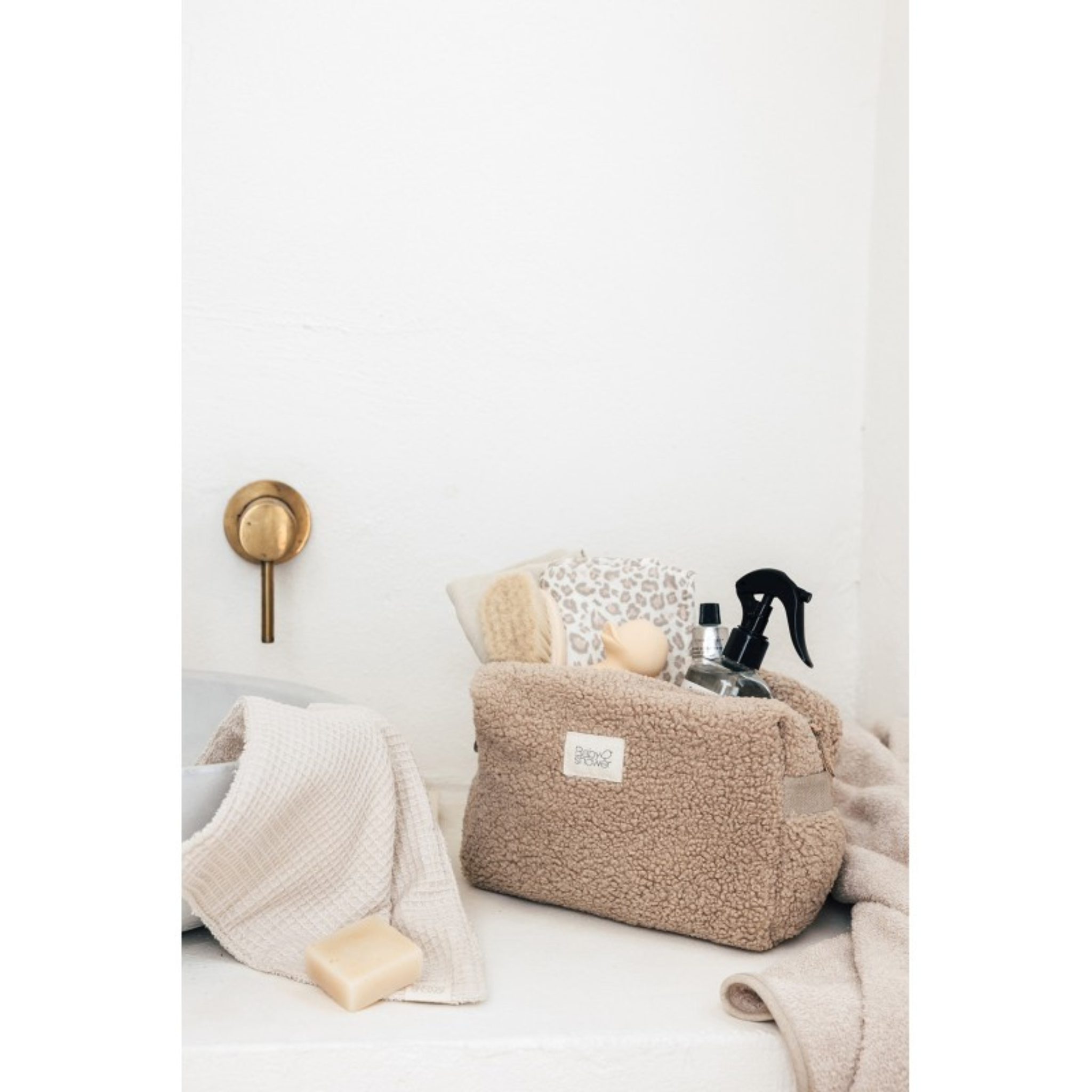 תיק רחצה בצבע לאטה לצד מוצרים נוספים