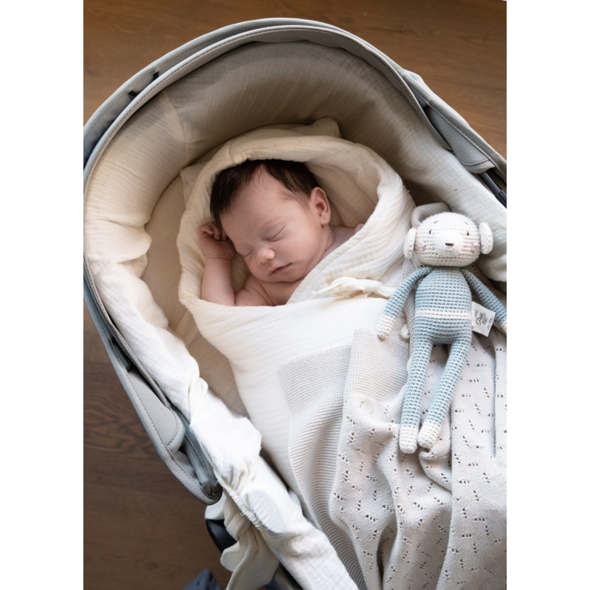 שמיכת חיבוקית מכותנה אורגנית – בצבע לבן אייבורי