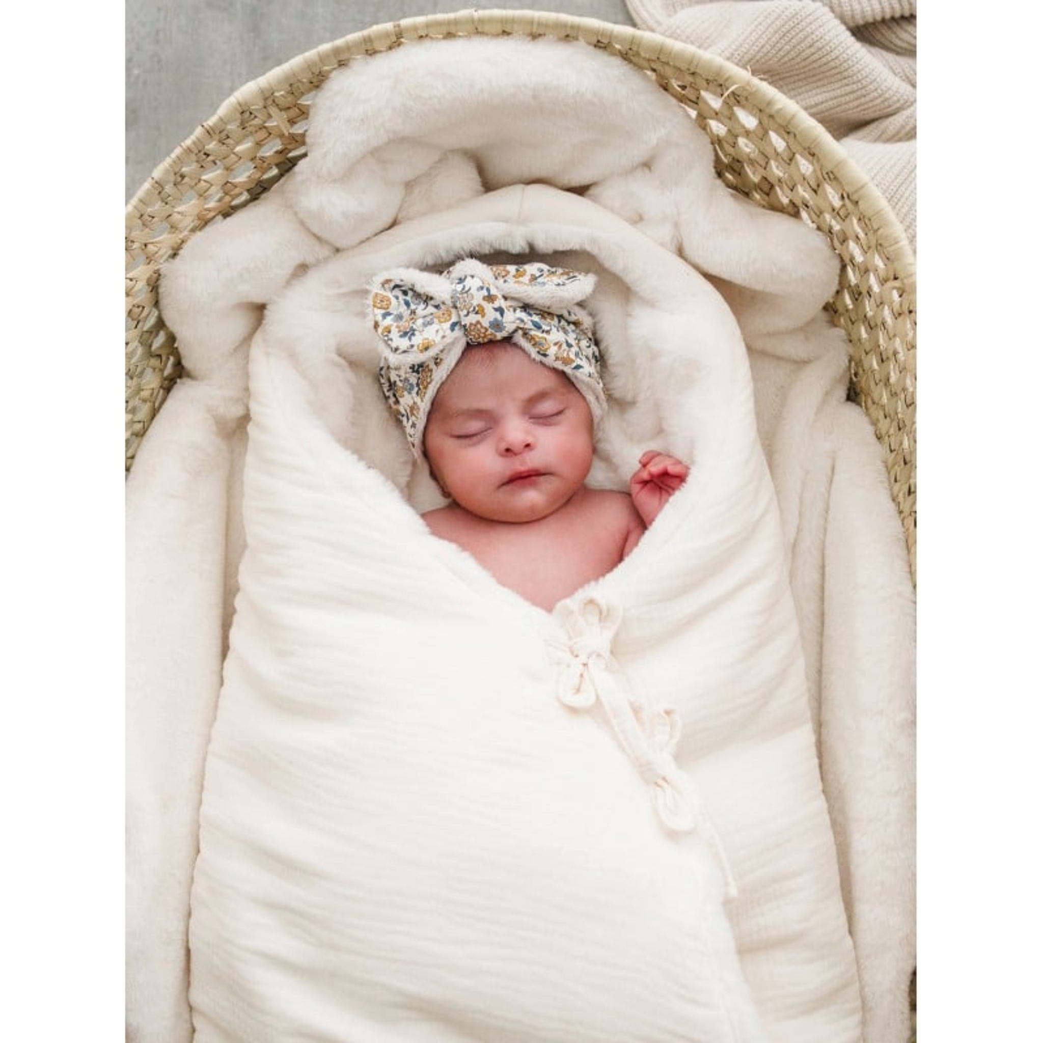 שמיכת חיבוקית מכותנה אורגנית – בצבע לבן אייבורי