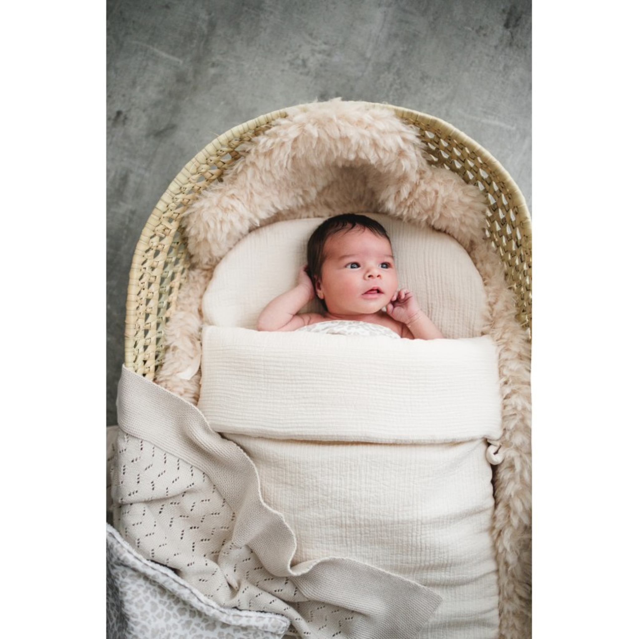 שמיכת חיבוקית משולבת בריפודית מכותנה אורגנית - בצבע לבן אייבורי