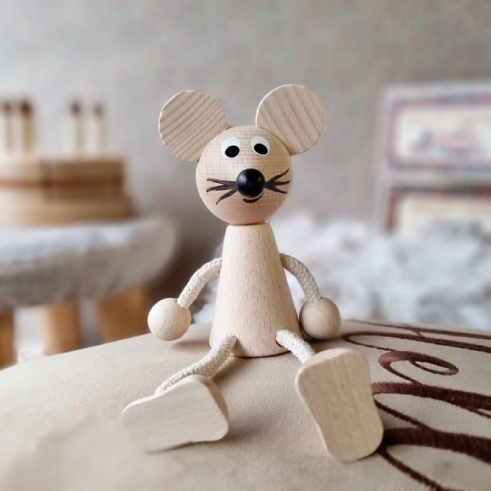 עכבר יושב עם רגליים ארוכות - מעץ מלא